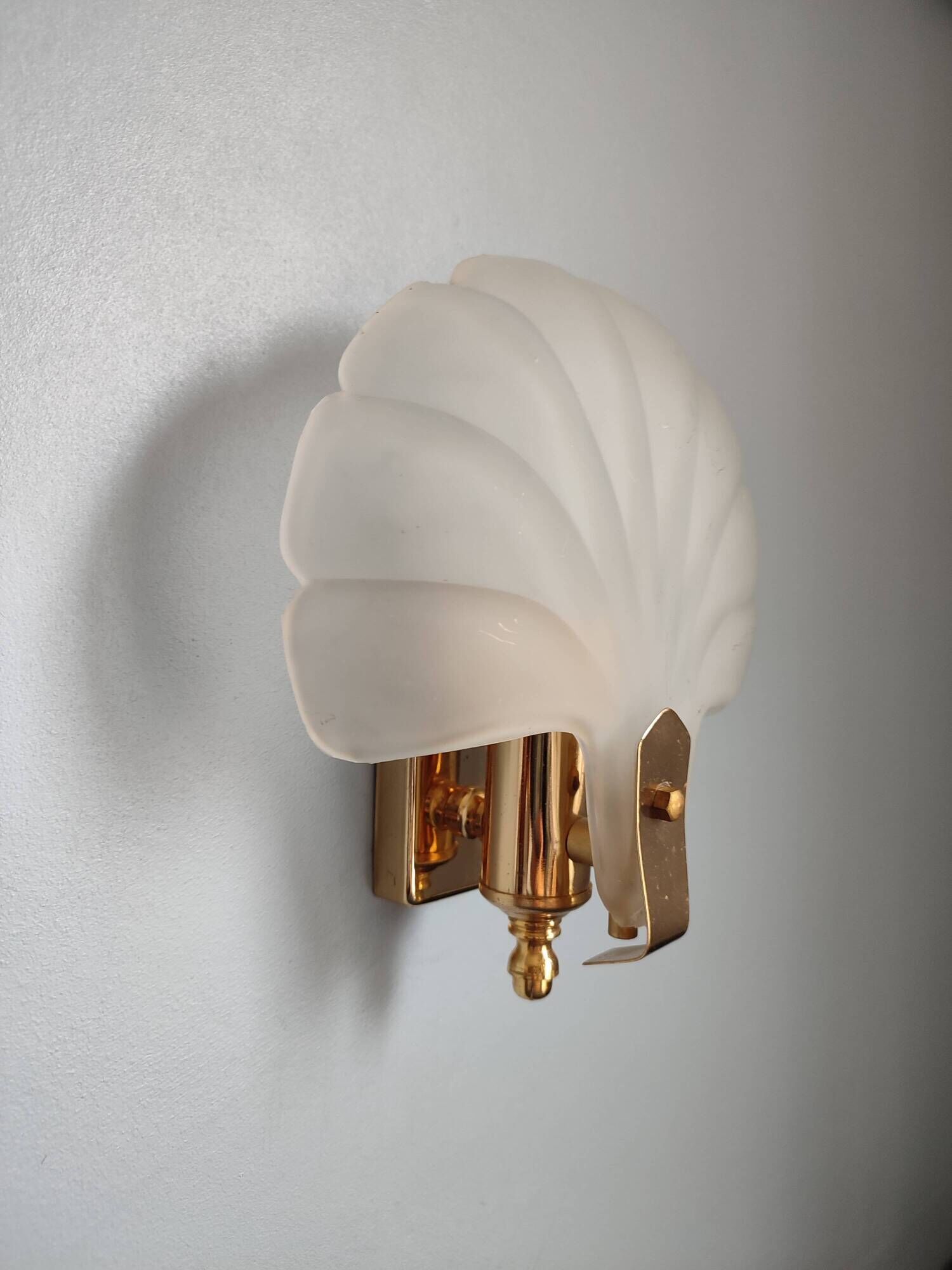 Shell-shaped wall lamp in frosted glass and vintage brass