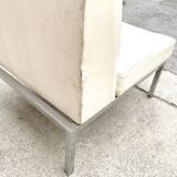 Fauteuil rétro en simili cuir skaï blanc ivoire et structure en métal chromé