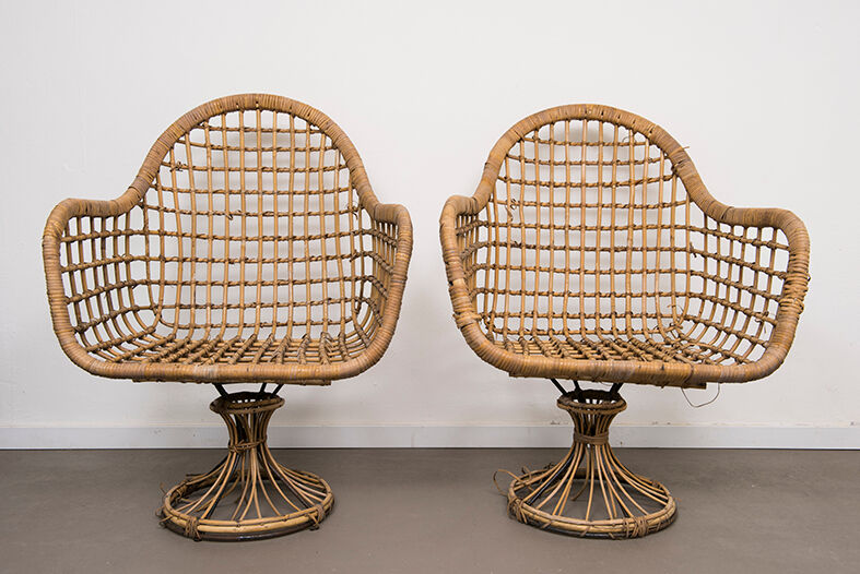 Rattan chair with swivel base