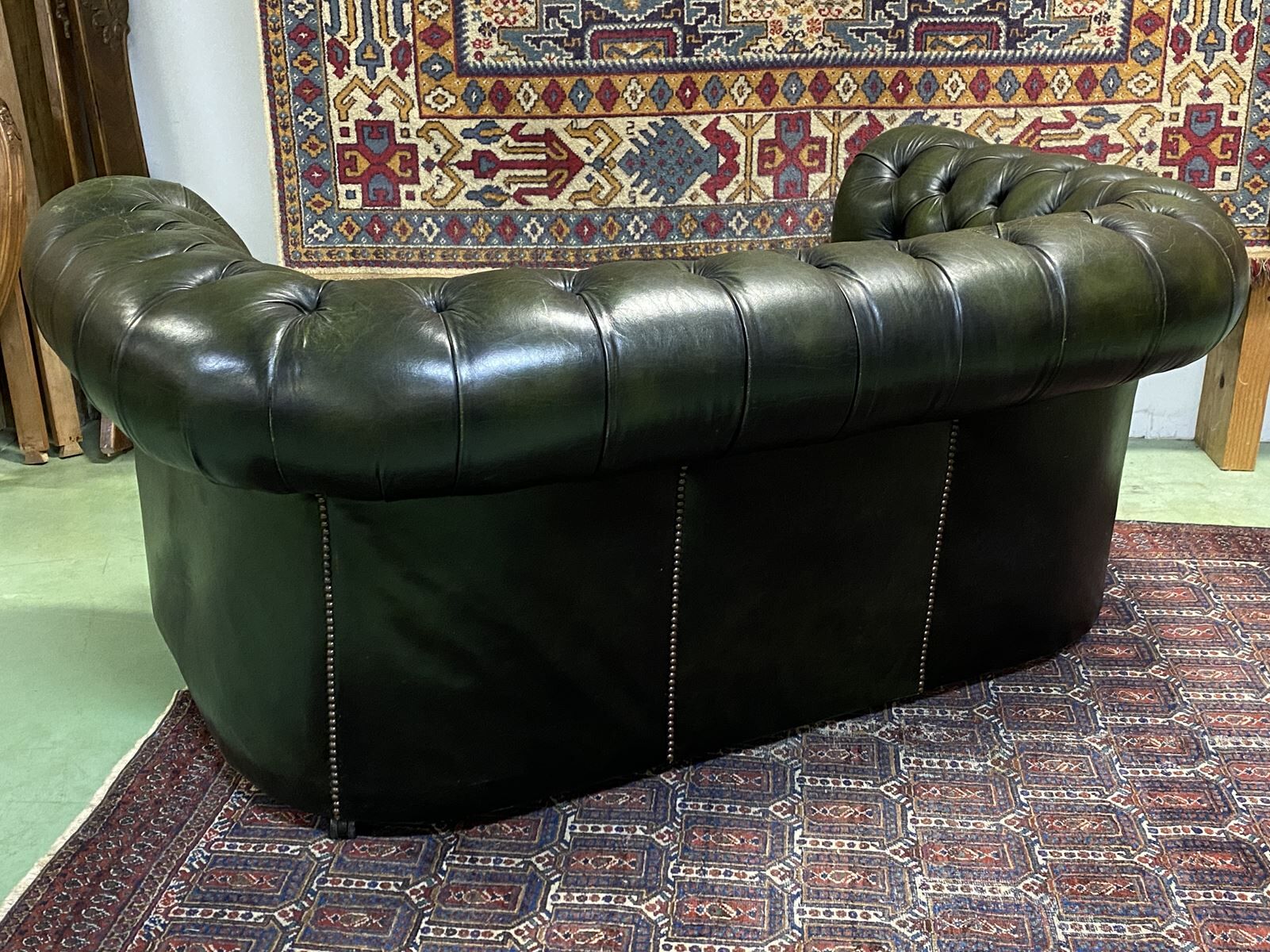 Chesterfield 2-seater green leather sofa from the 1980s