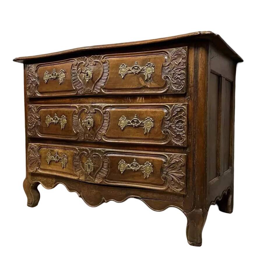 Lyonnaise commode from the Louis XV period in solid walnut, 18th century.