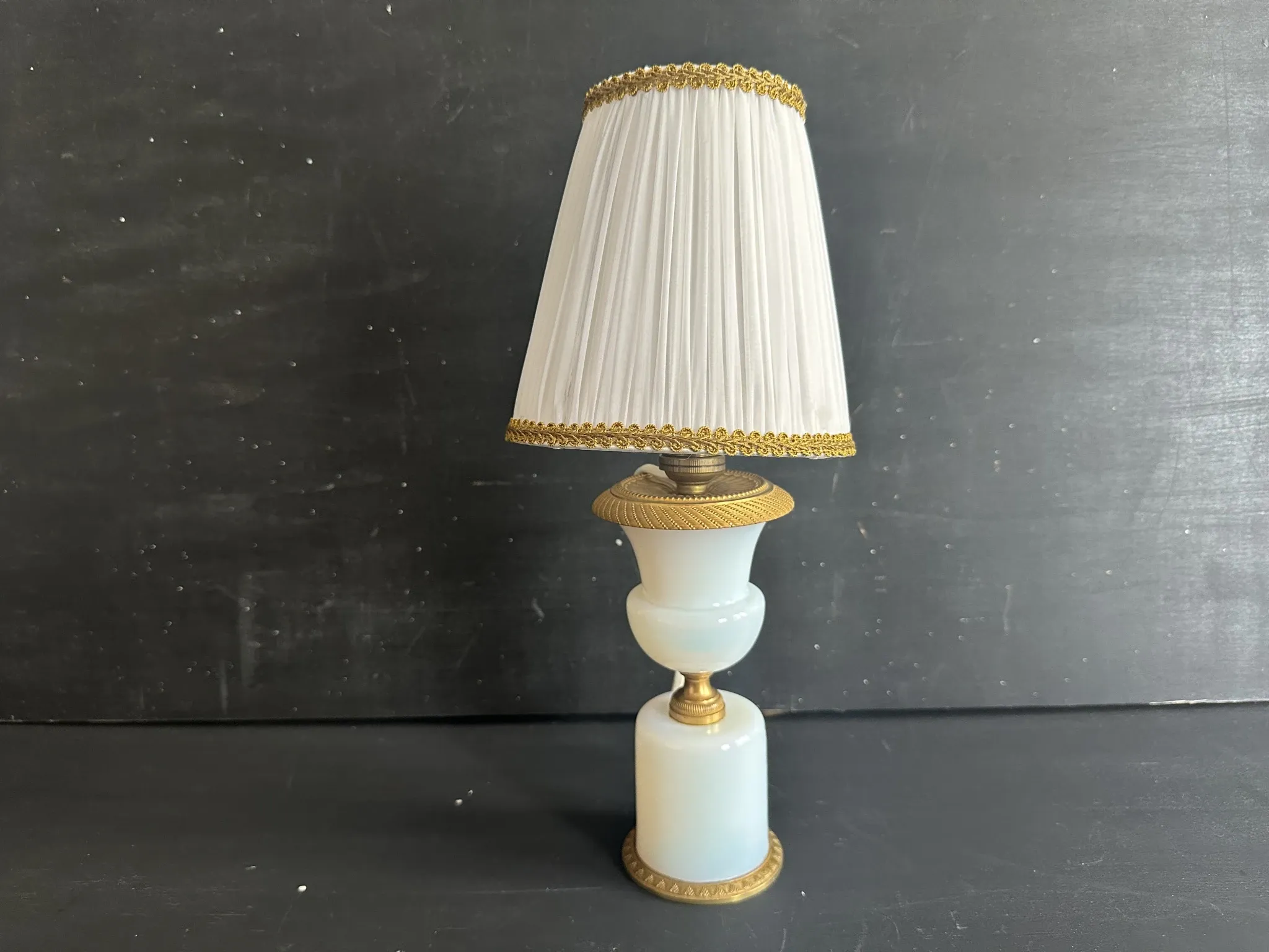 Lampe XIXe en opaline blanche et métal doré