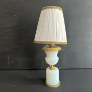 Lampe XIXe en opaline blanche et métal doré