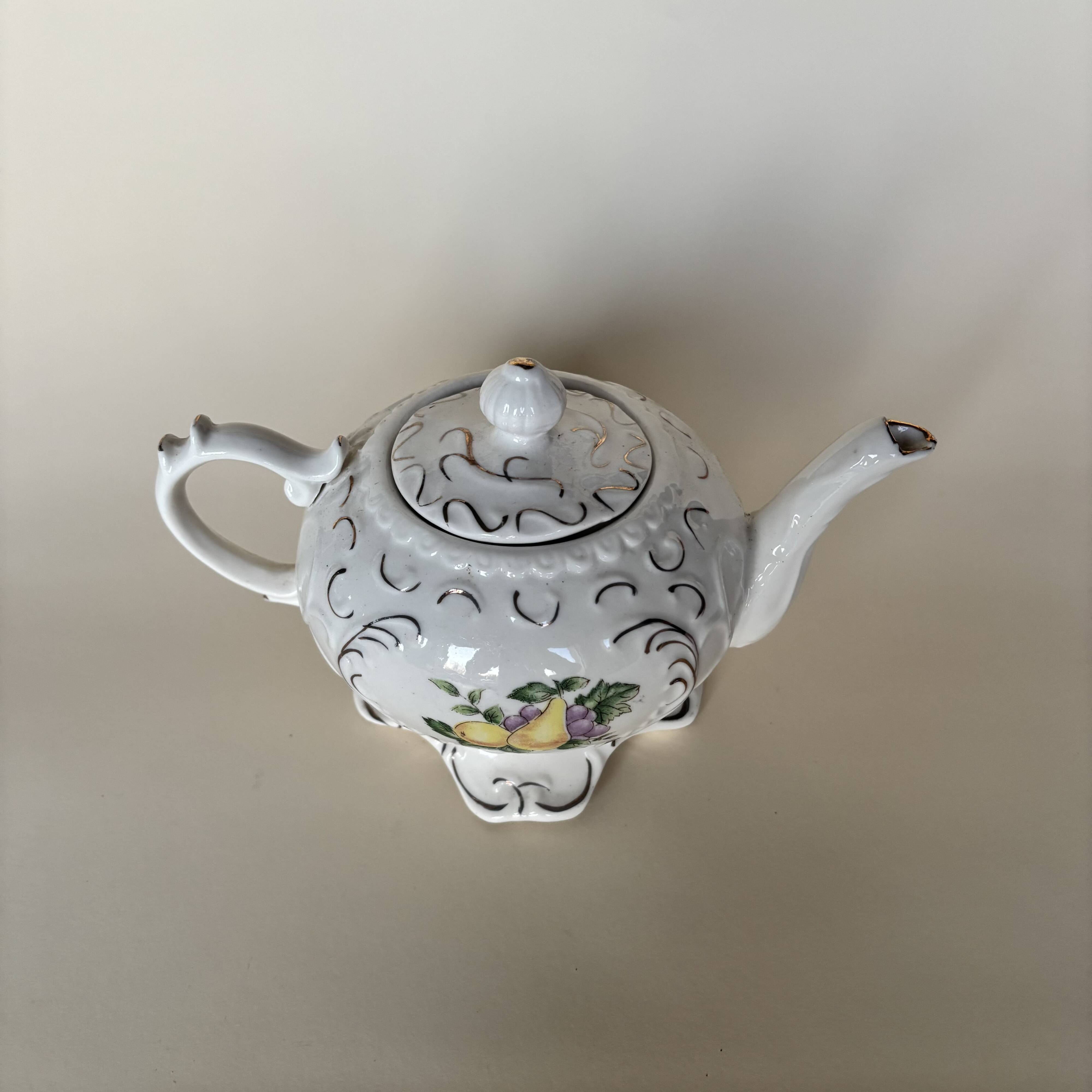 Teapot with lemon decoration