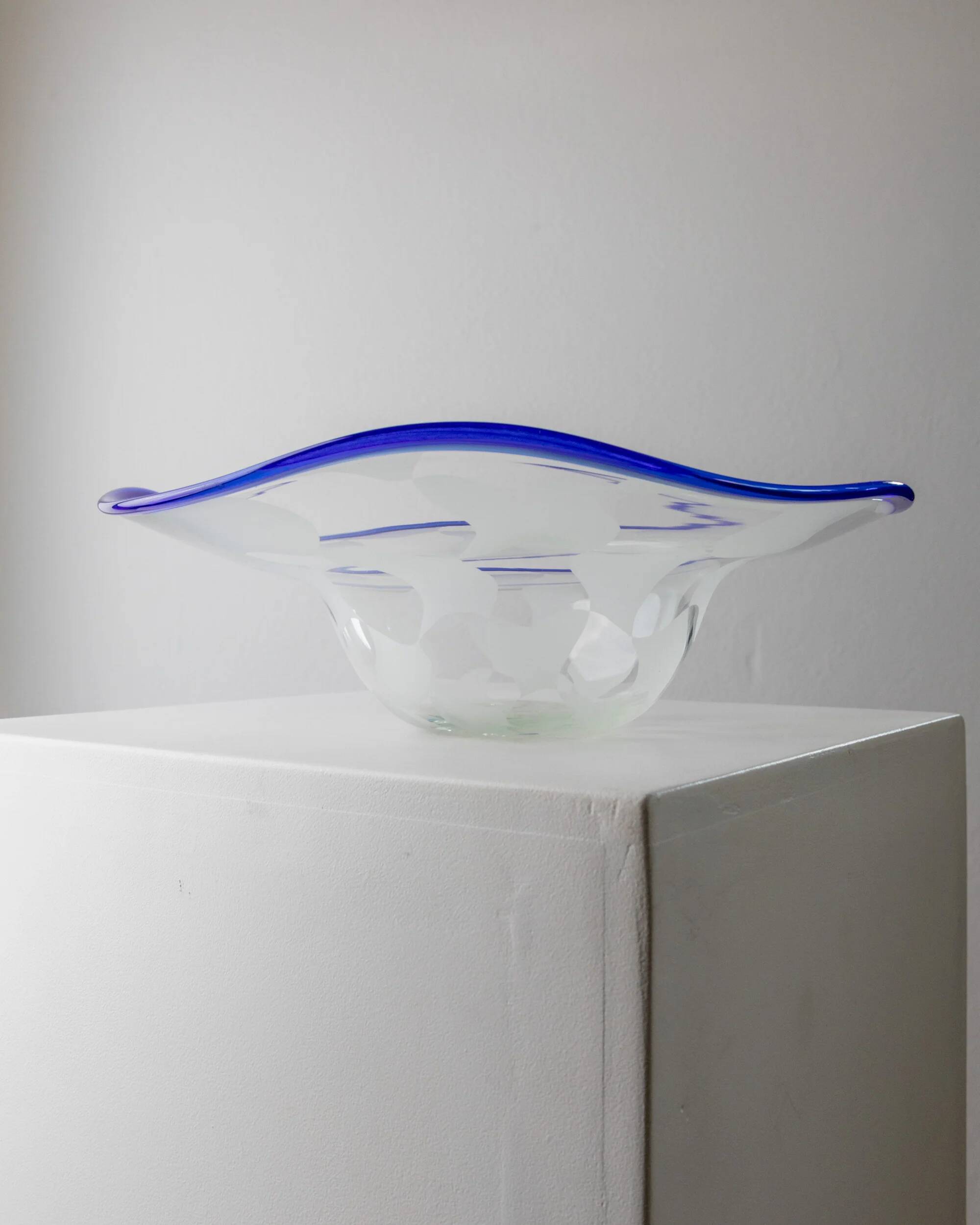 Bol en verre de Murano bleu avec motif à carreaux blancs et bord ondulé, signé RL'94