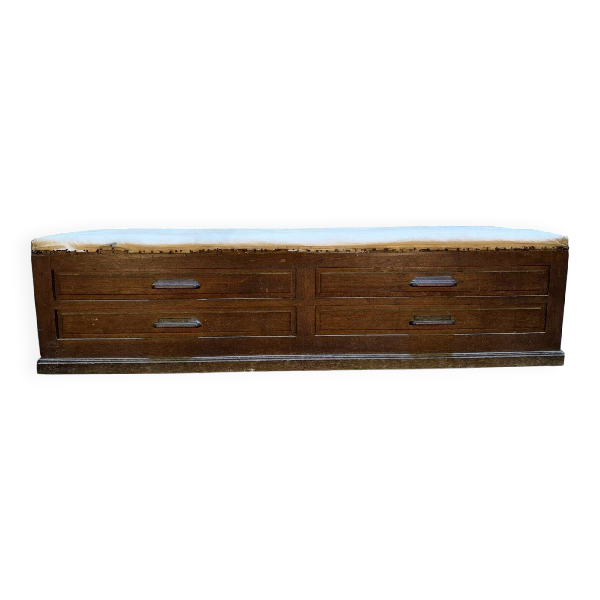 Oak shop bench in chest / trunk