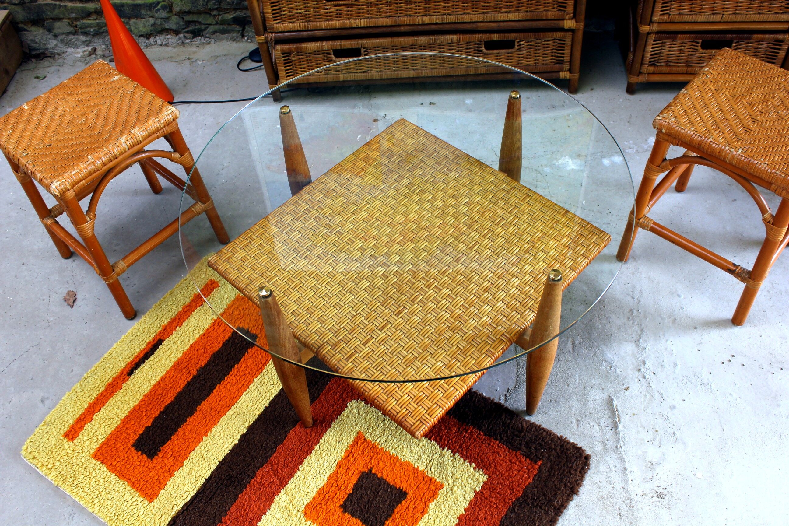 Vintage coffee table in woven wicker and rattan glass from the 60s/70s