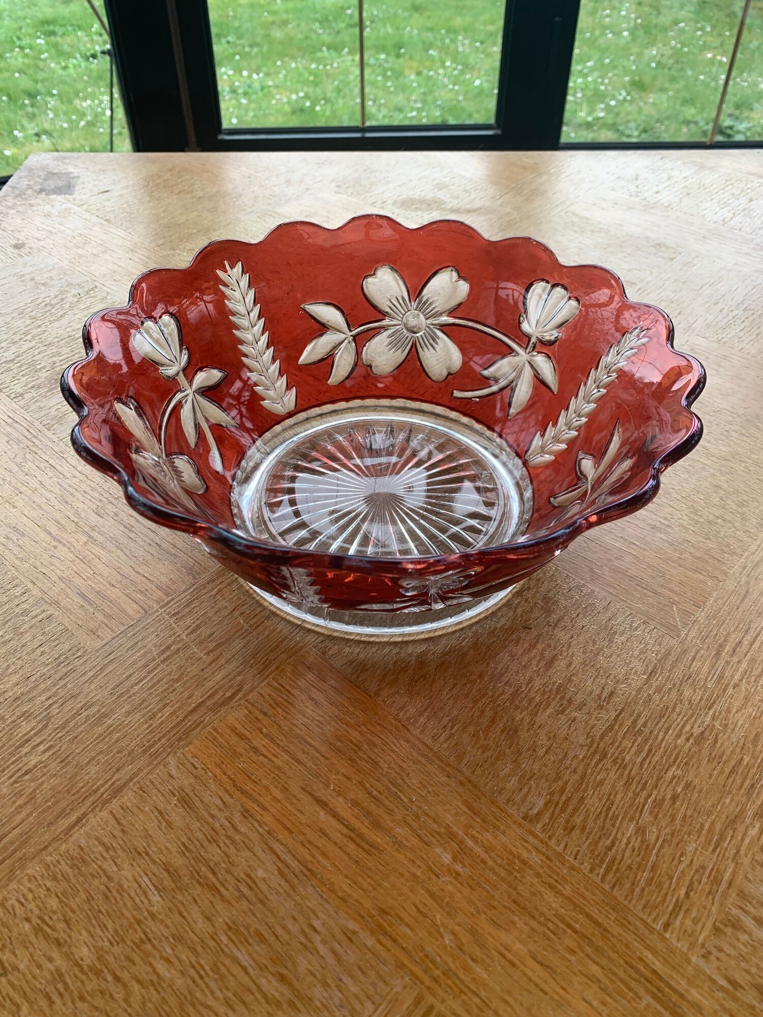 Red and transparent glass bowl with floral motifs and vintage wheat cobs