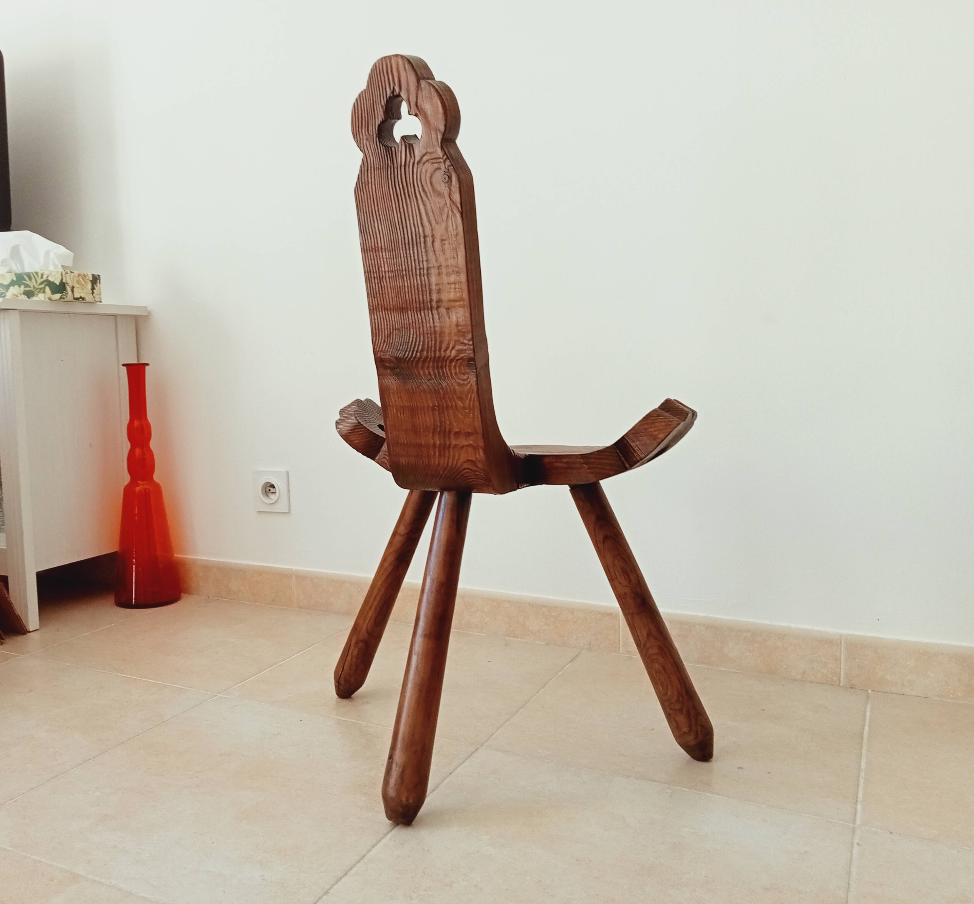 Chaise brutaliste tripode début XXeme