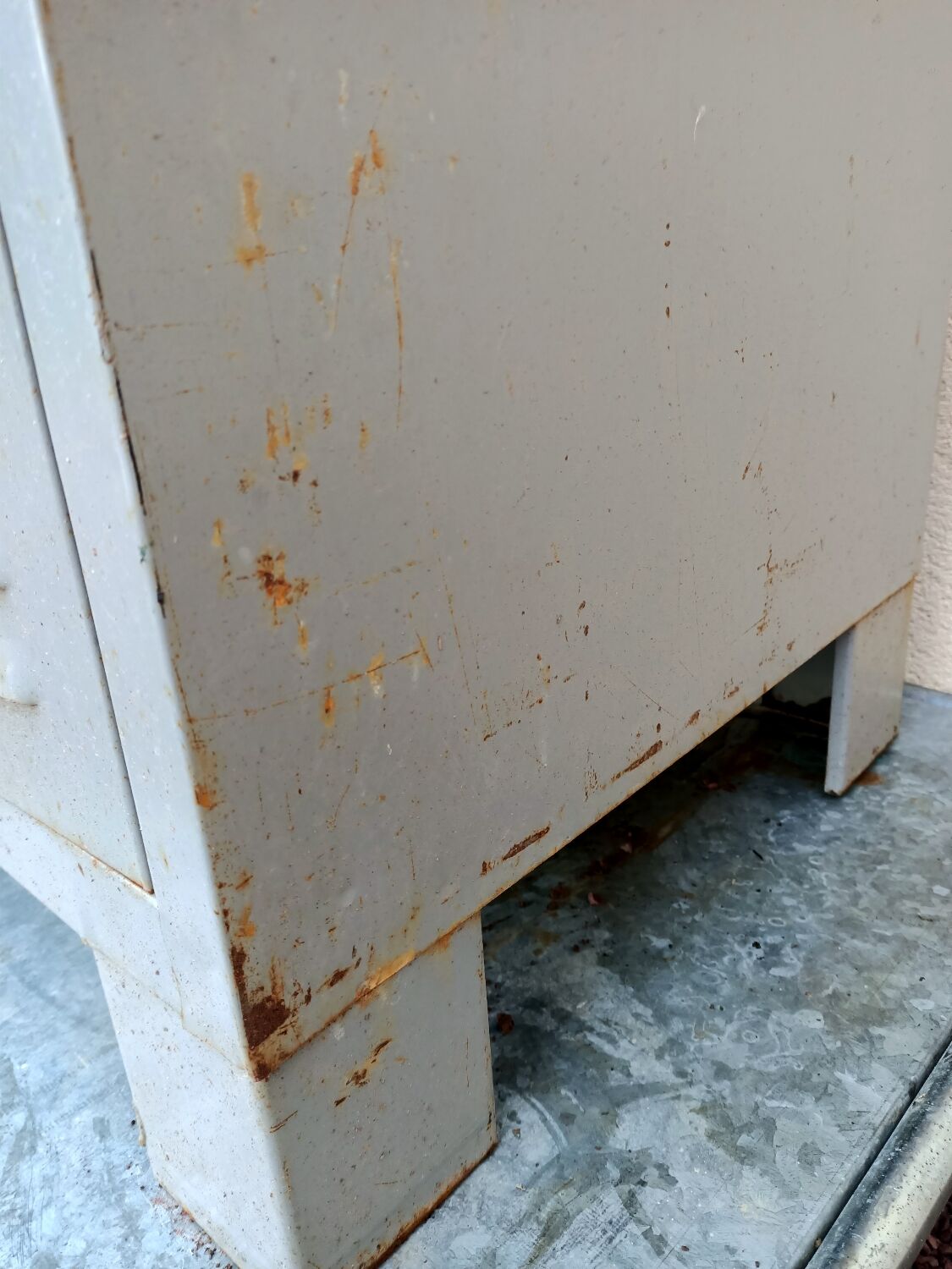 Metal cloakroom cabinet