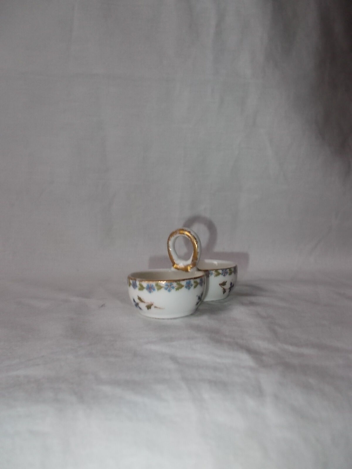 Porcelain pepper shaker