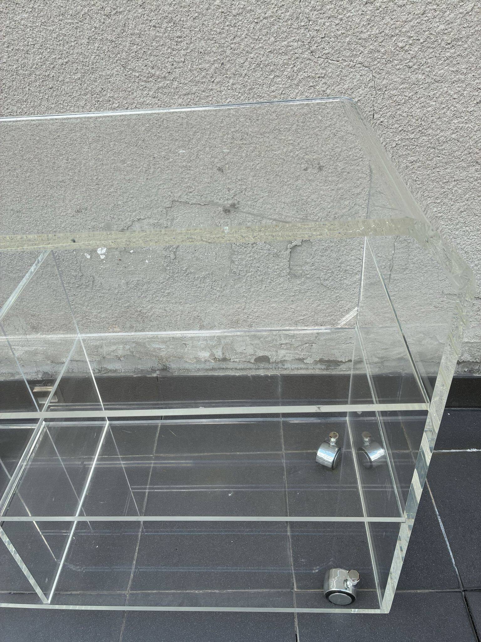 Chariot en lucite épais sur roulettes, années 1970