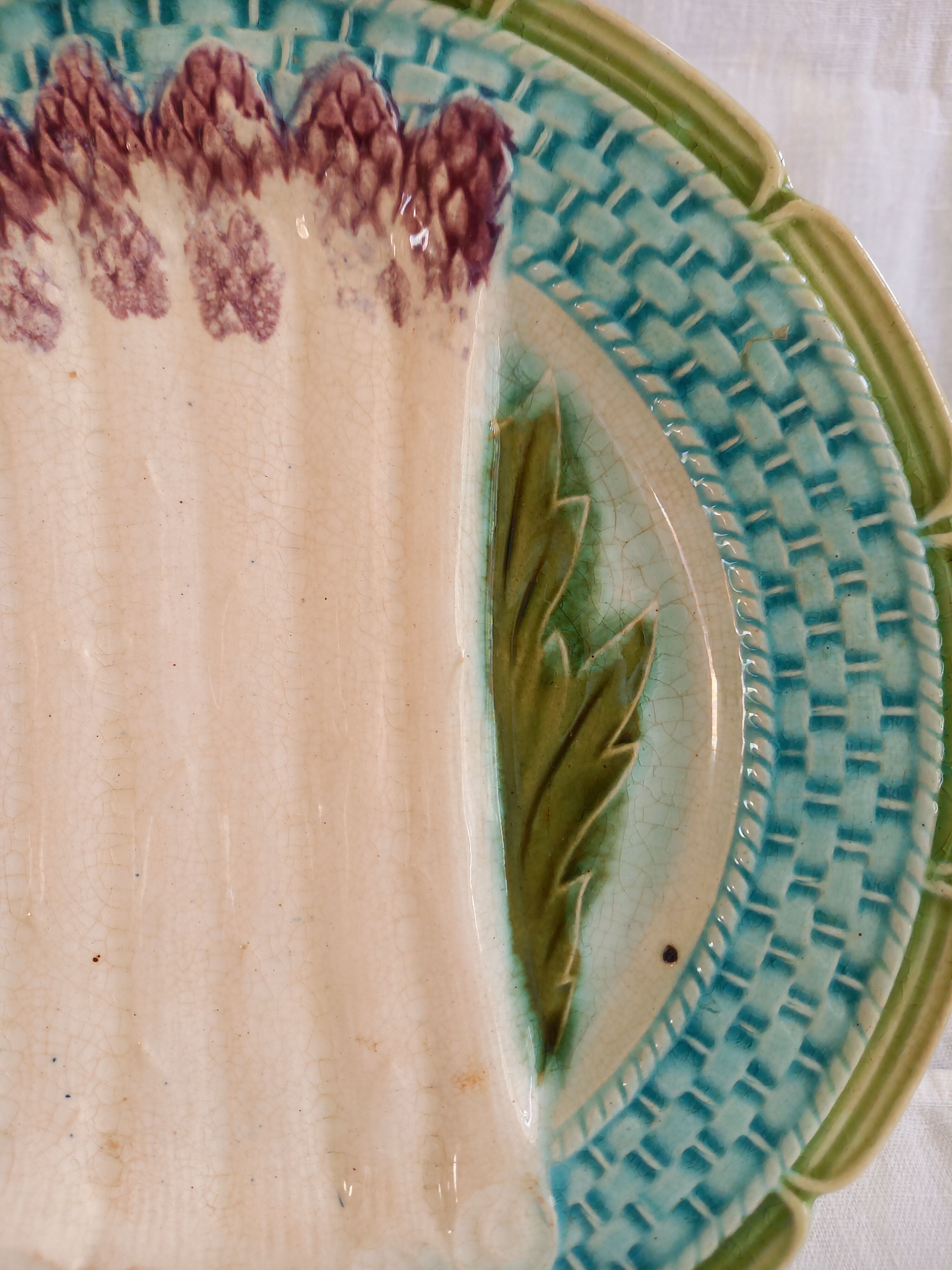 Asparagus plate in slip manufacture of Orchies