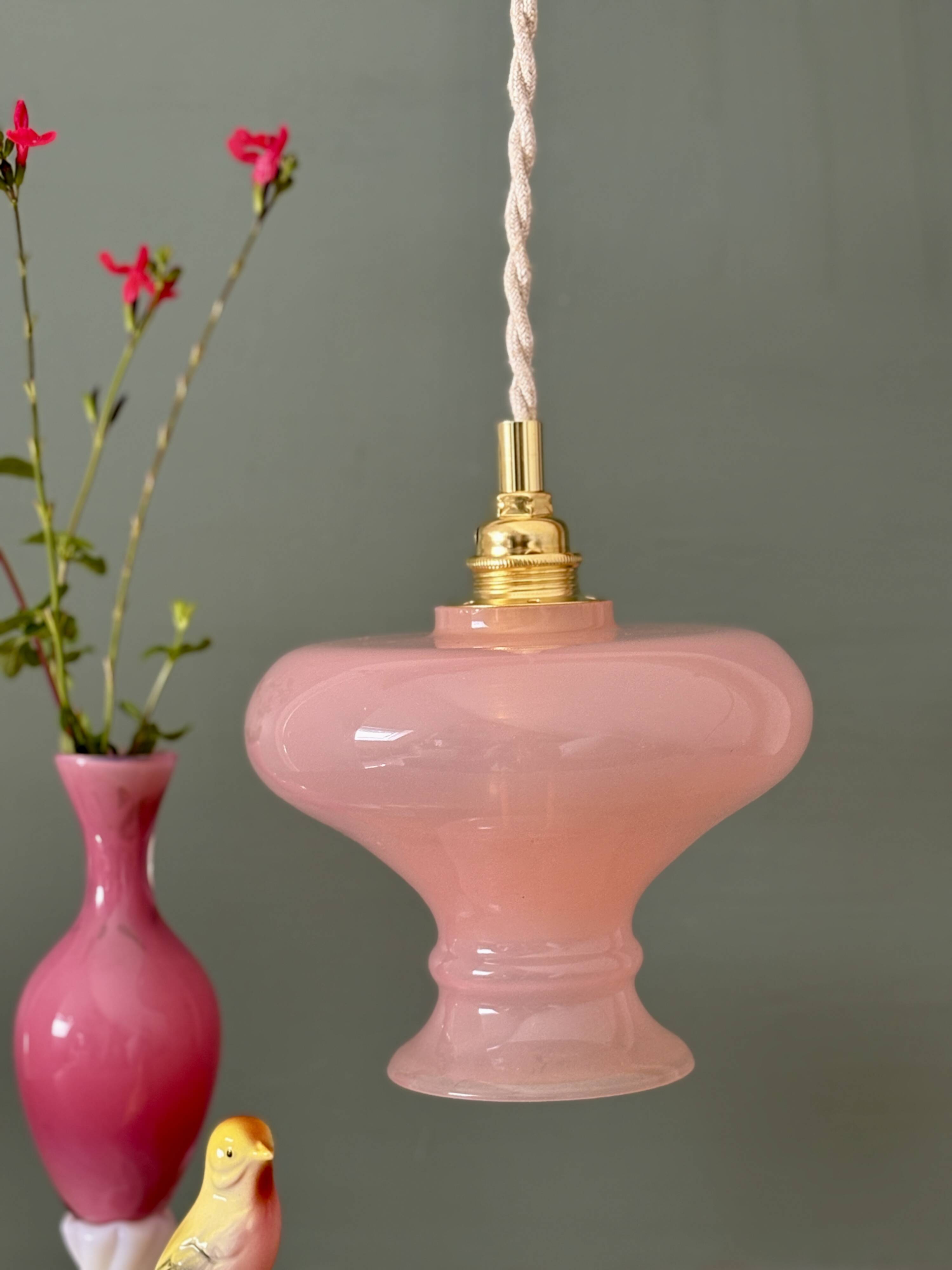 Suspension abat-jour vintage en opaline rose