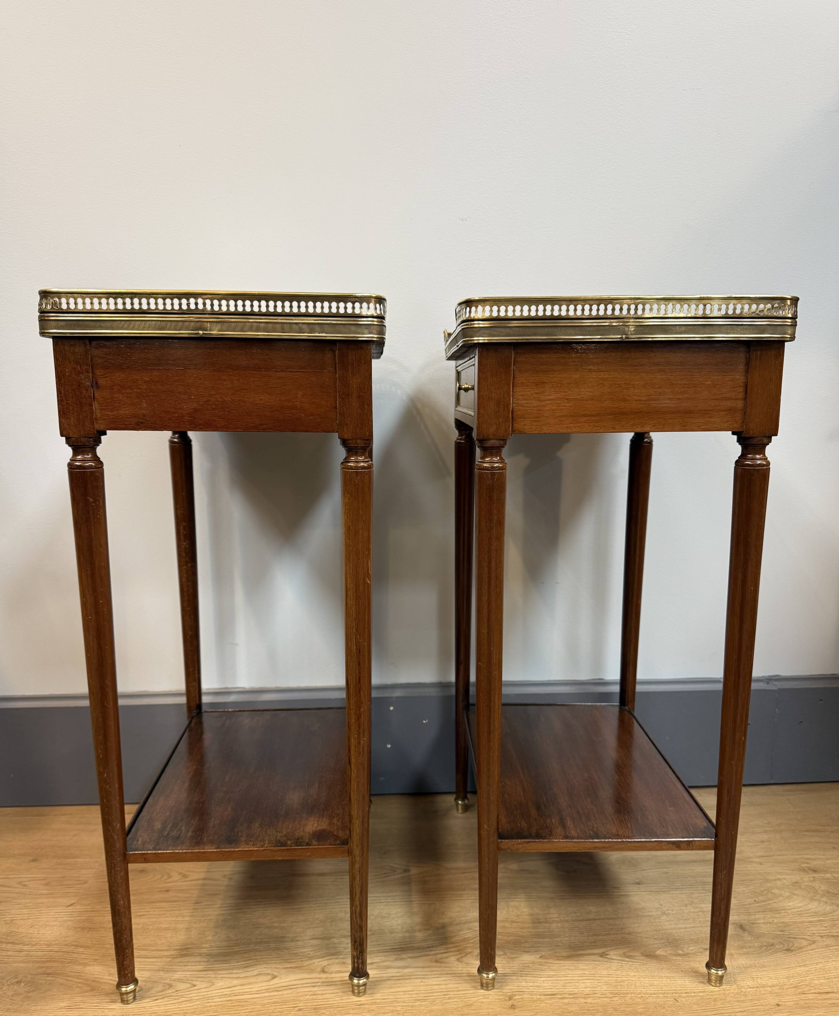 Paire de chevets style Louis XVI en acajou