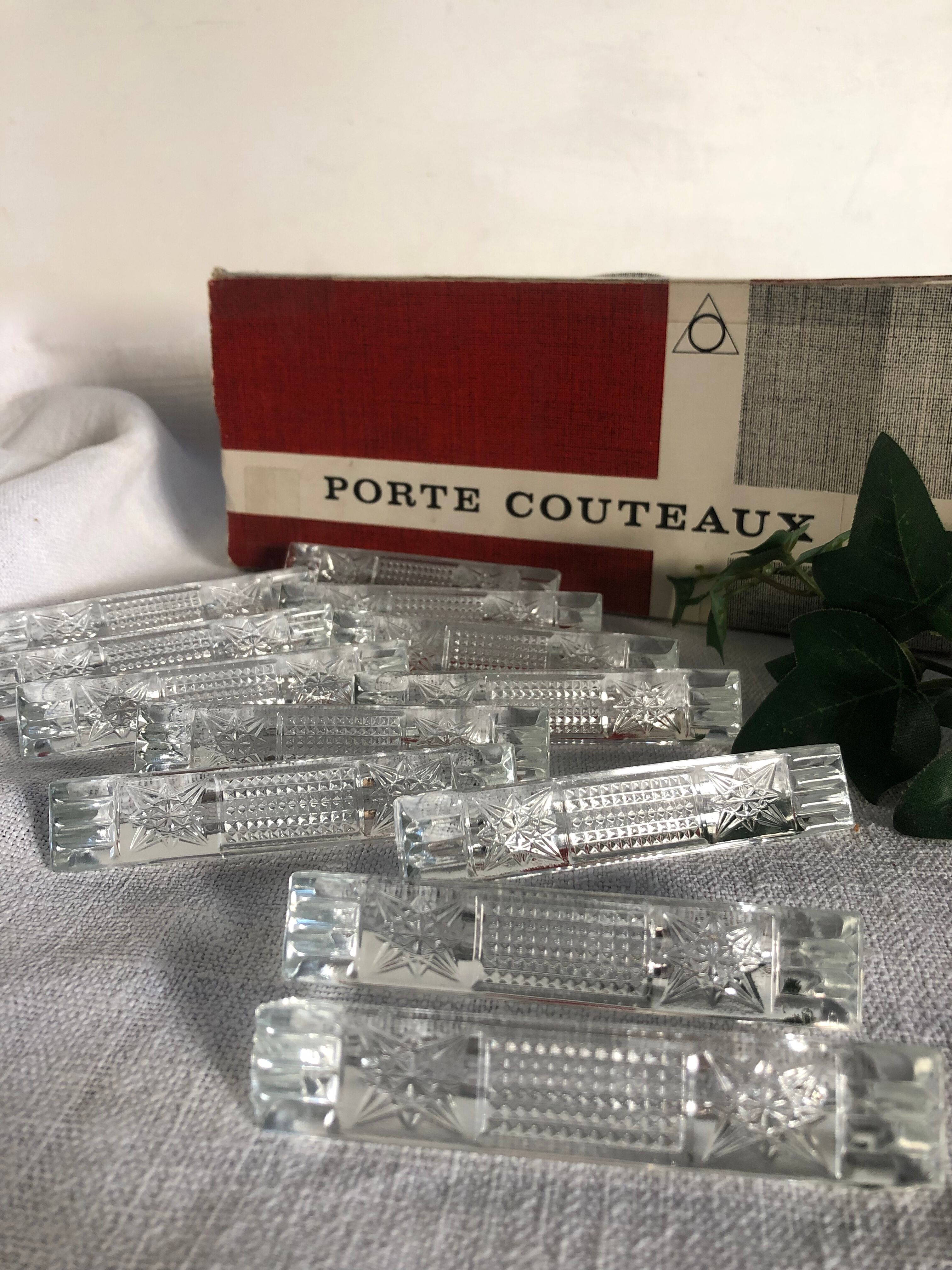 Set of 12 knife holders, diamond cut