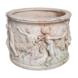Cache-pot en pierre blanche rond avec une farandole de anges