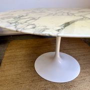 Tulip Knoll International Table by Eero Saarinen – Round marble top