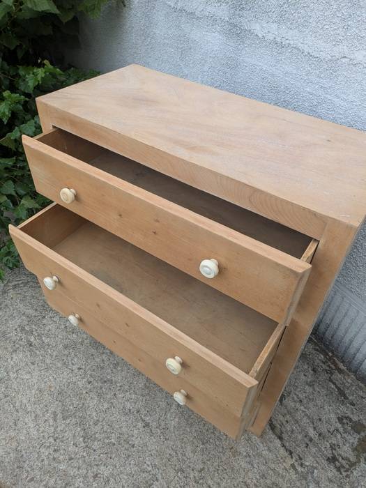 Commode en bois naturel