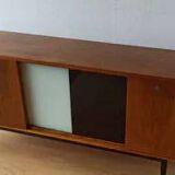 Buffet long moderniste des années 1970.