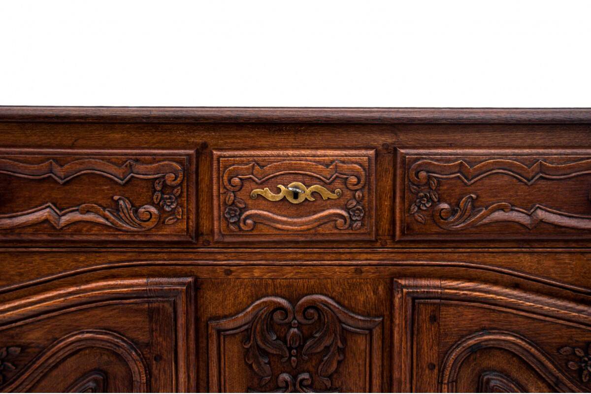 Commode ancienne sur pattes de lion, Europe occidentale, vers 1880. Après rénovation.
