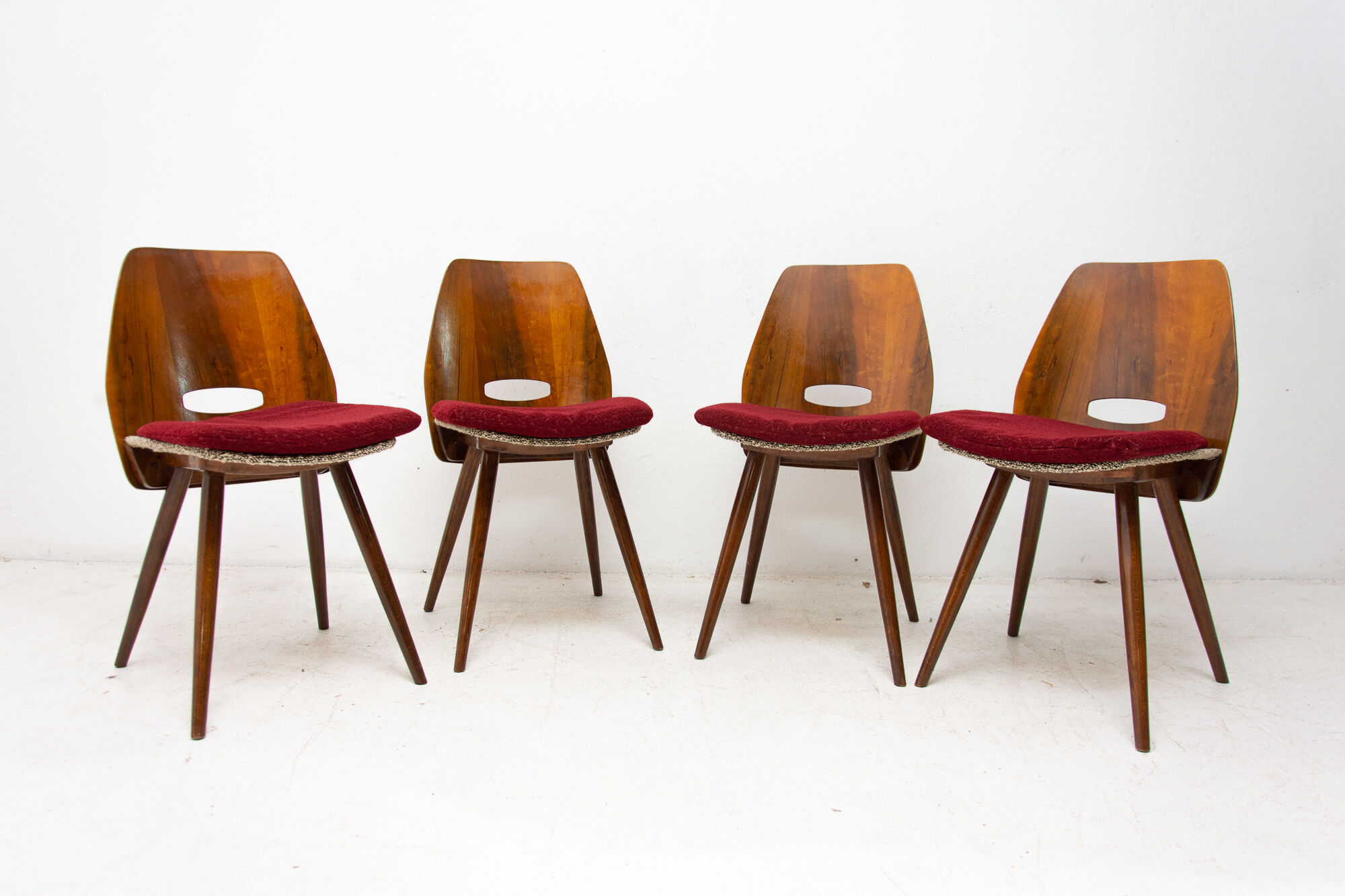 Lot de 4 chaises conçues par Frantisek Jirák pour Tatra Pravenec