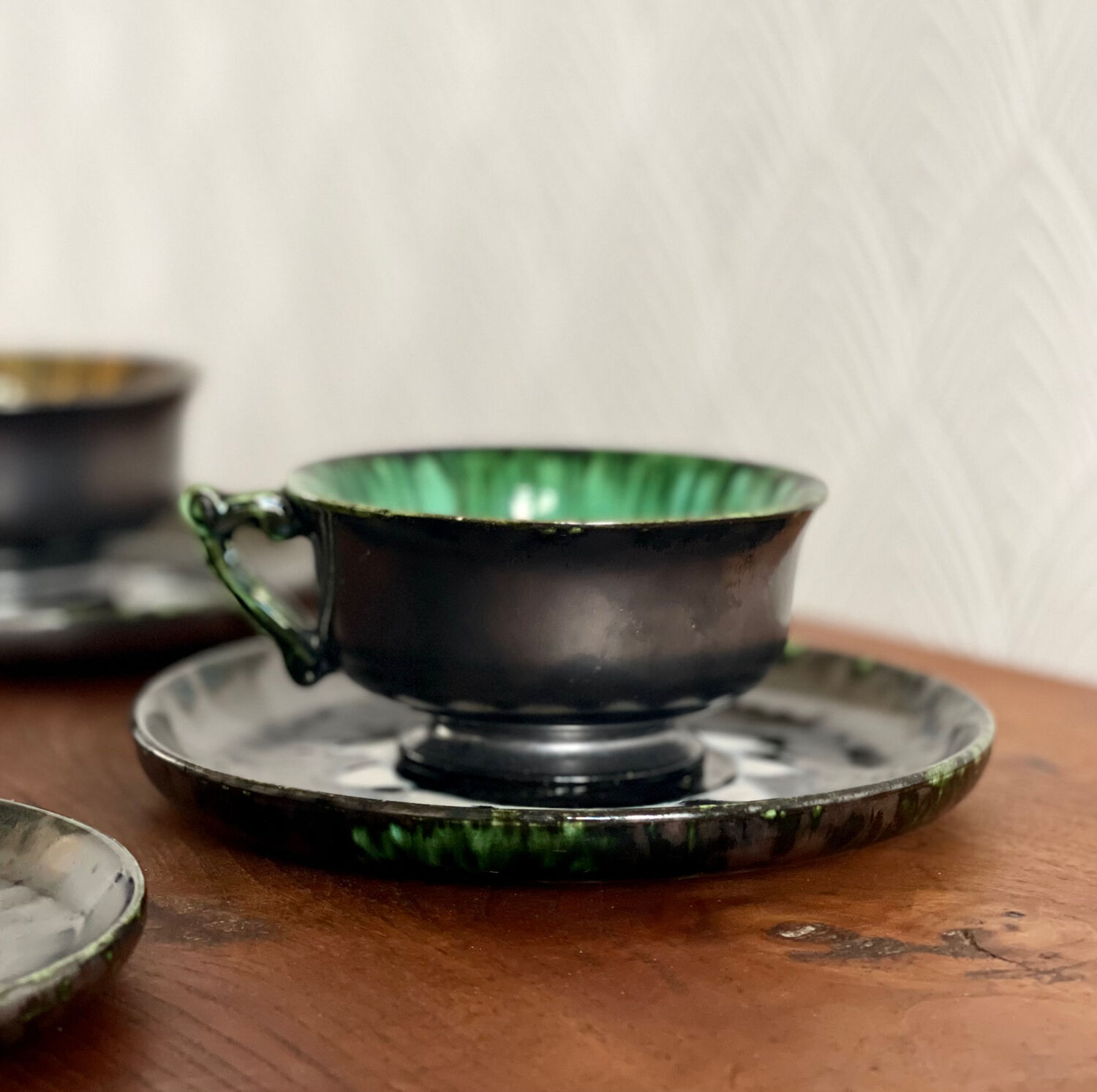 6 tasses en faïence de Quimper.