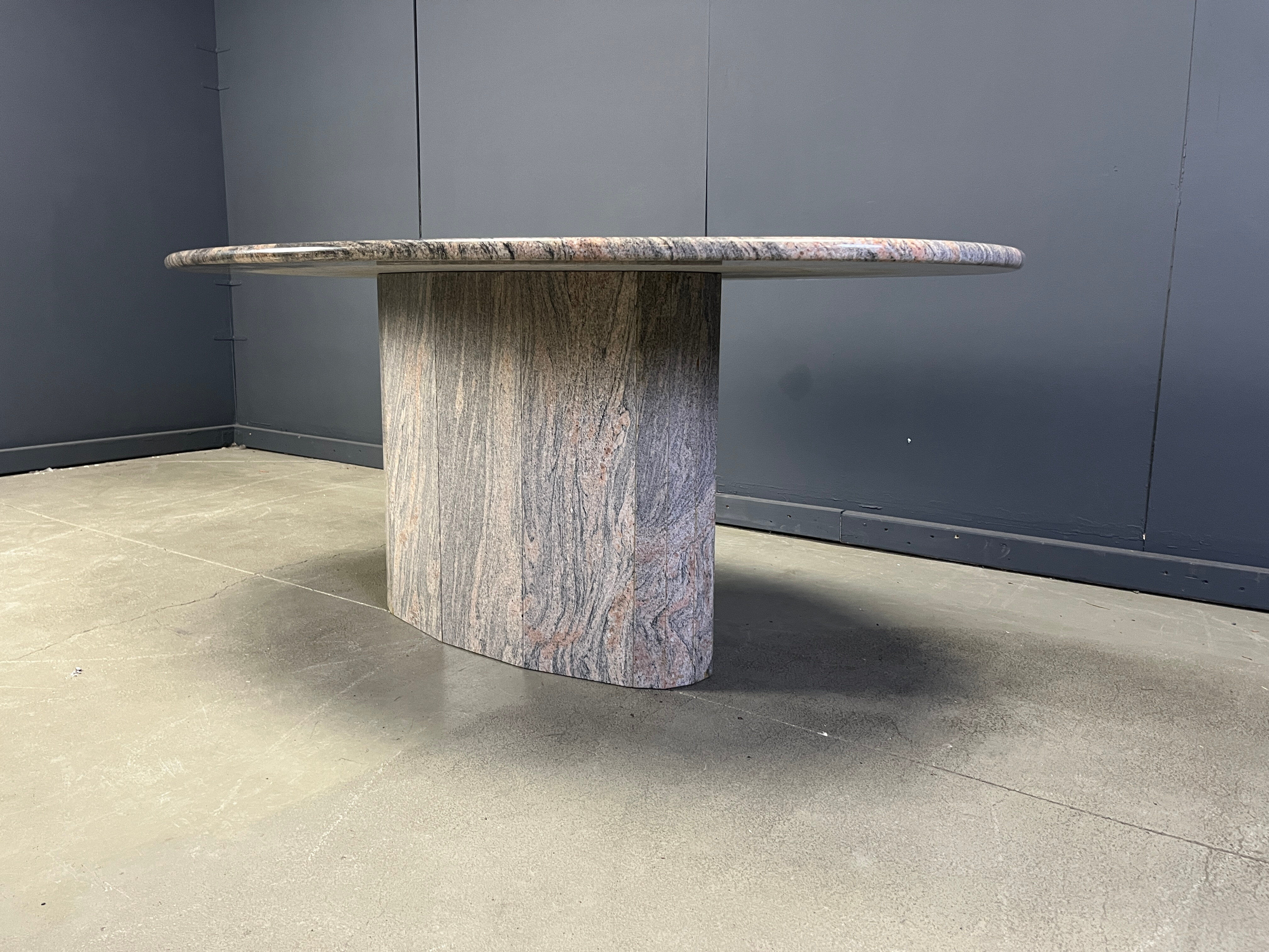 Table à manger en granit ovale vintage, années 1970