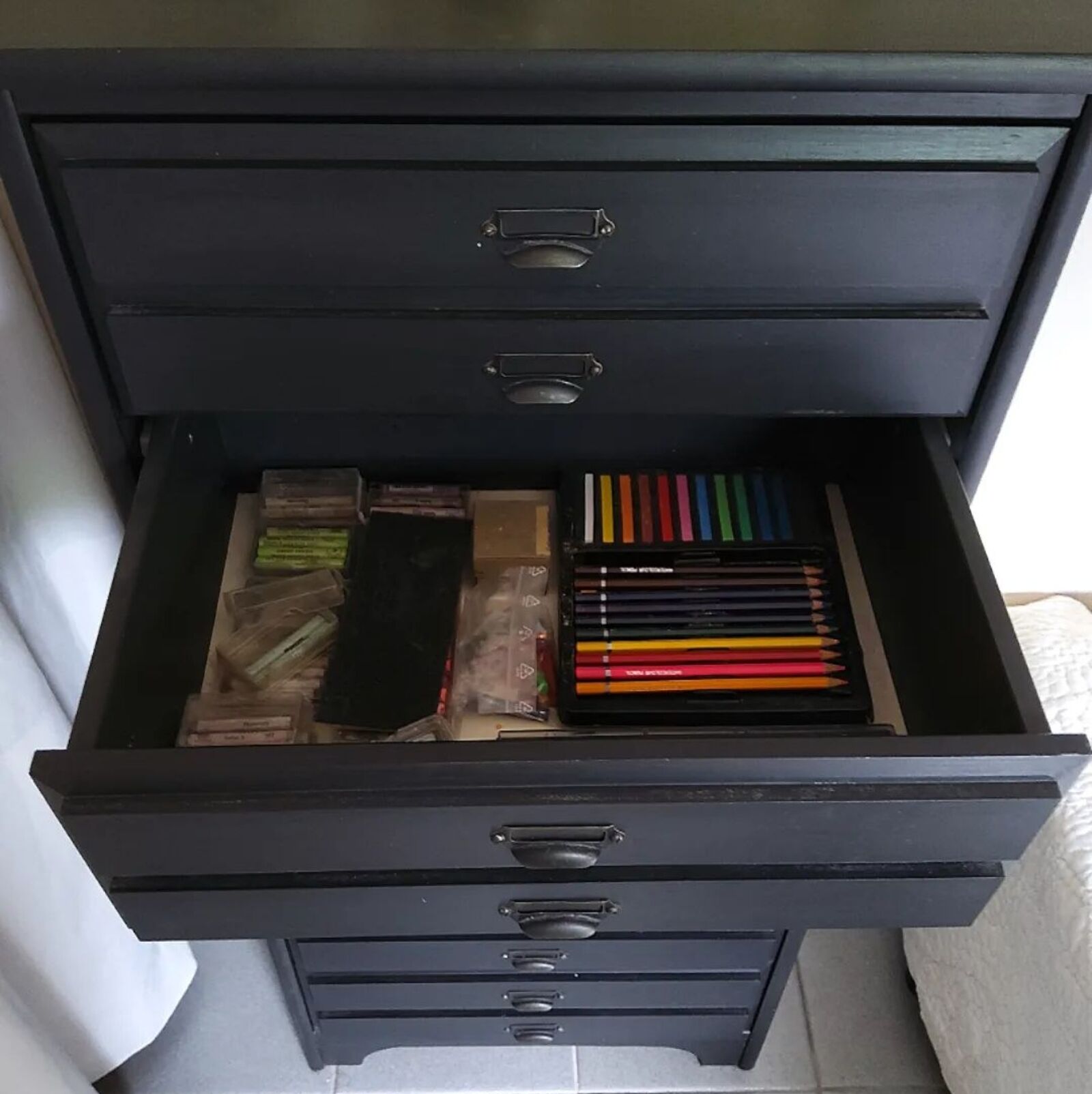 Drawer cabinet
