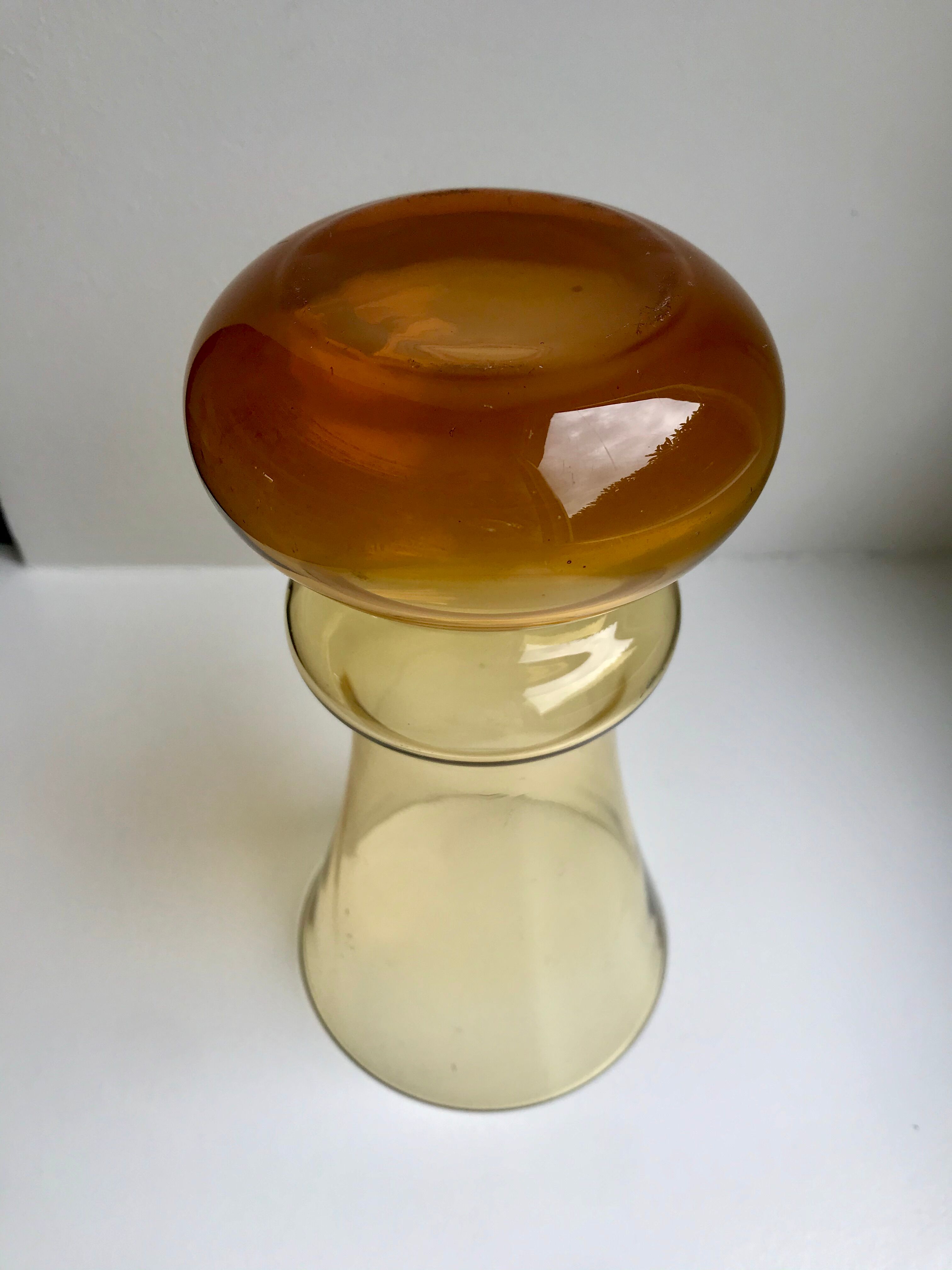 Vase diabolo en verre ambré années 70