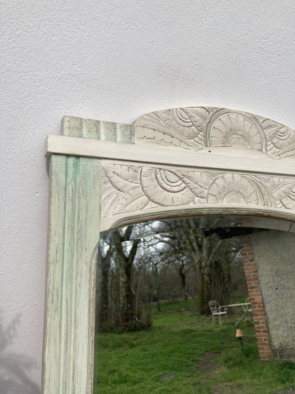 Art Deco mirror in rectangular white carved wood 58x65cm