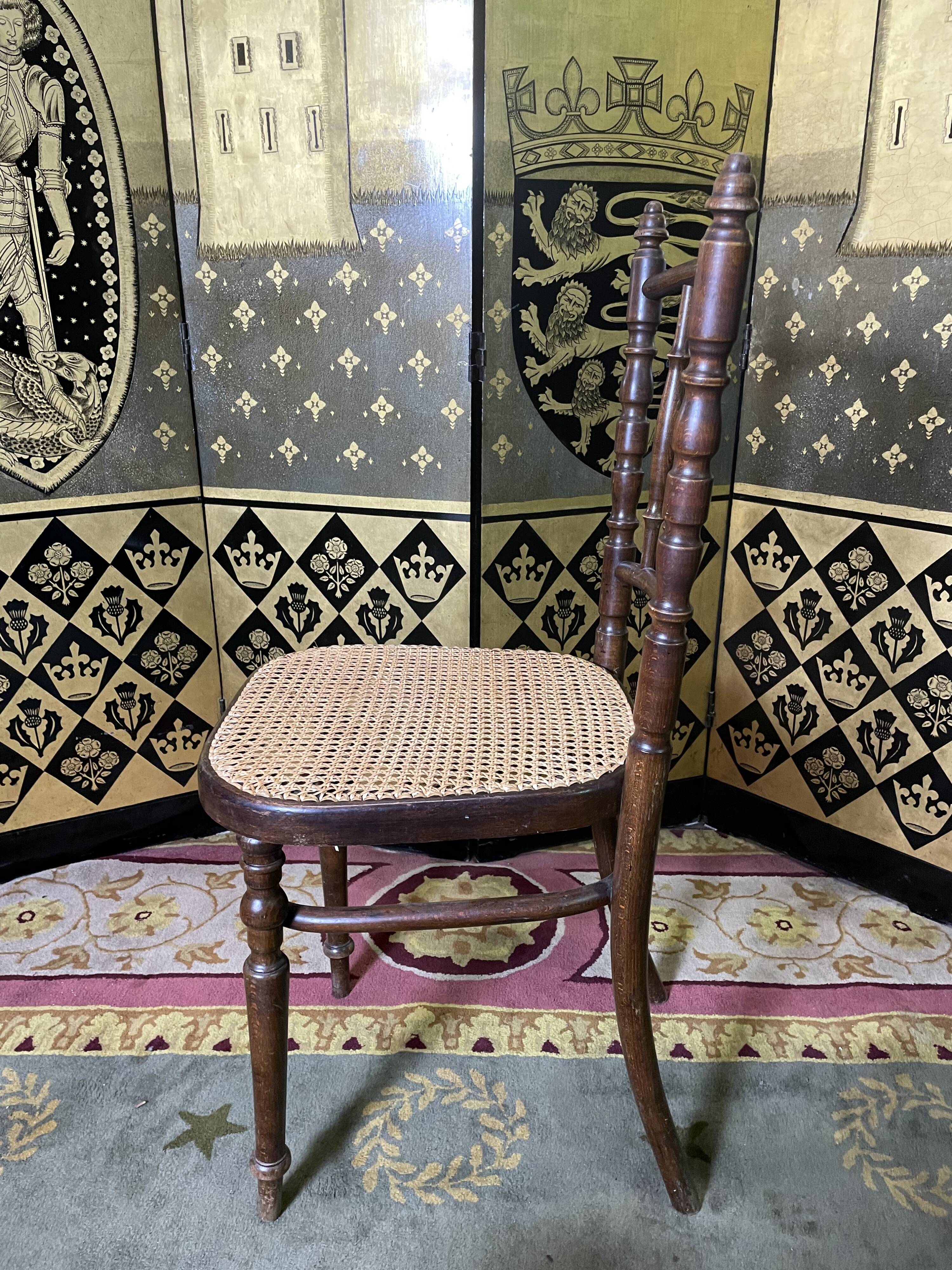 Suite de 6 chaises bistrot en cannage Fischel
