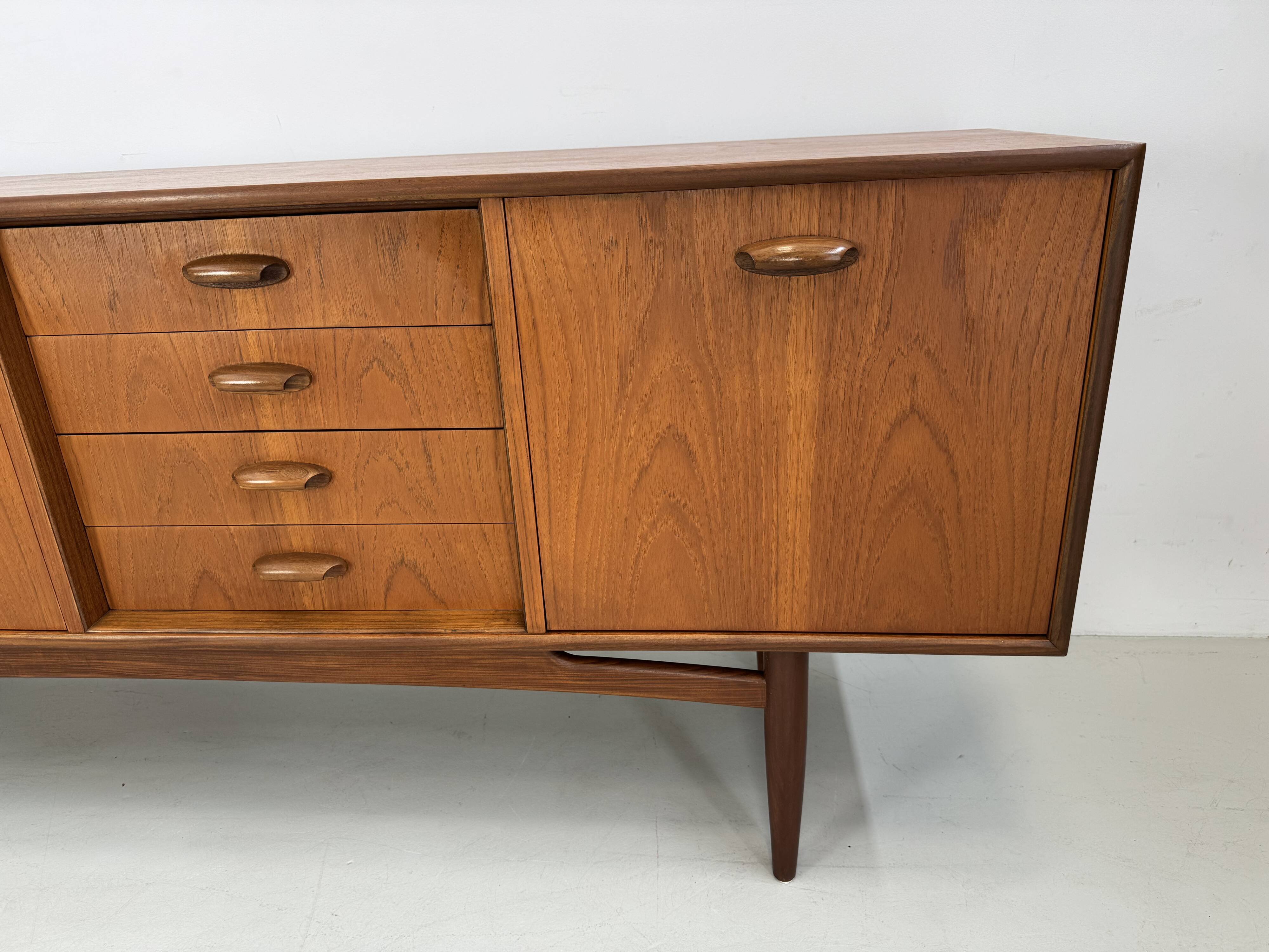 Vintage dressoir van G-Plan design Victor Wilkins uit de "Brasilia"