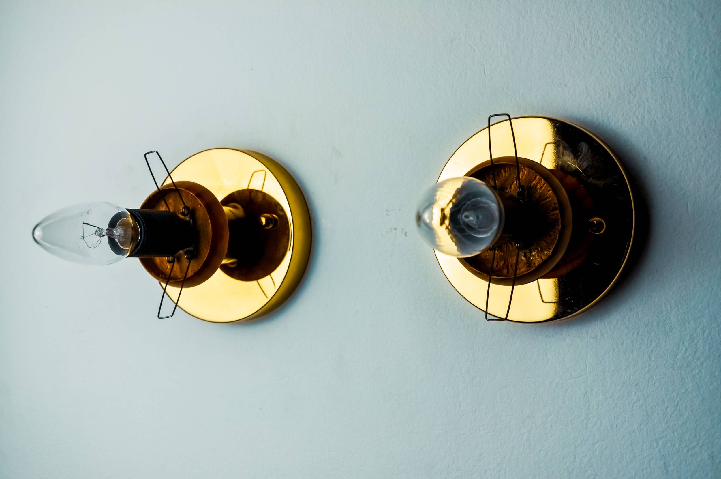 Pair of pear-shaped "cocoon" wall lights, resin and pine, Italy, 1970