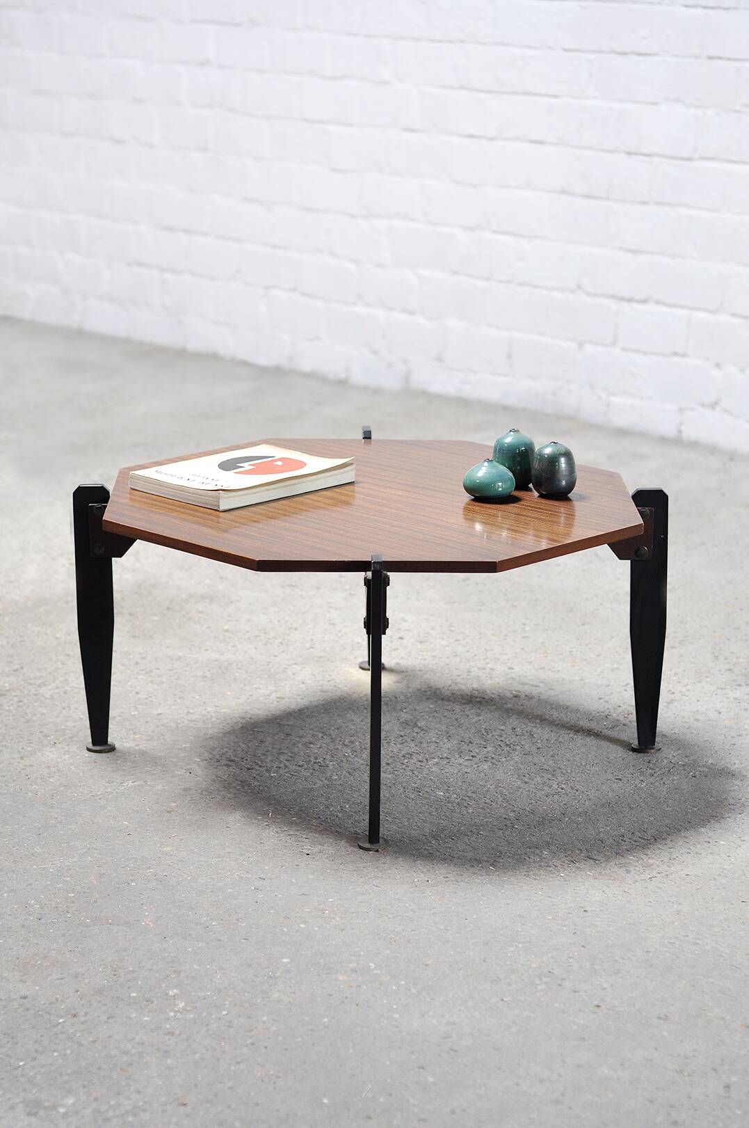 Table basse moderniste italienne en teck et métal laqué, années 1950
