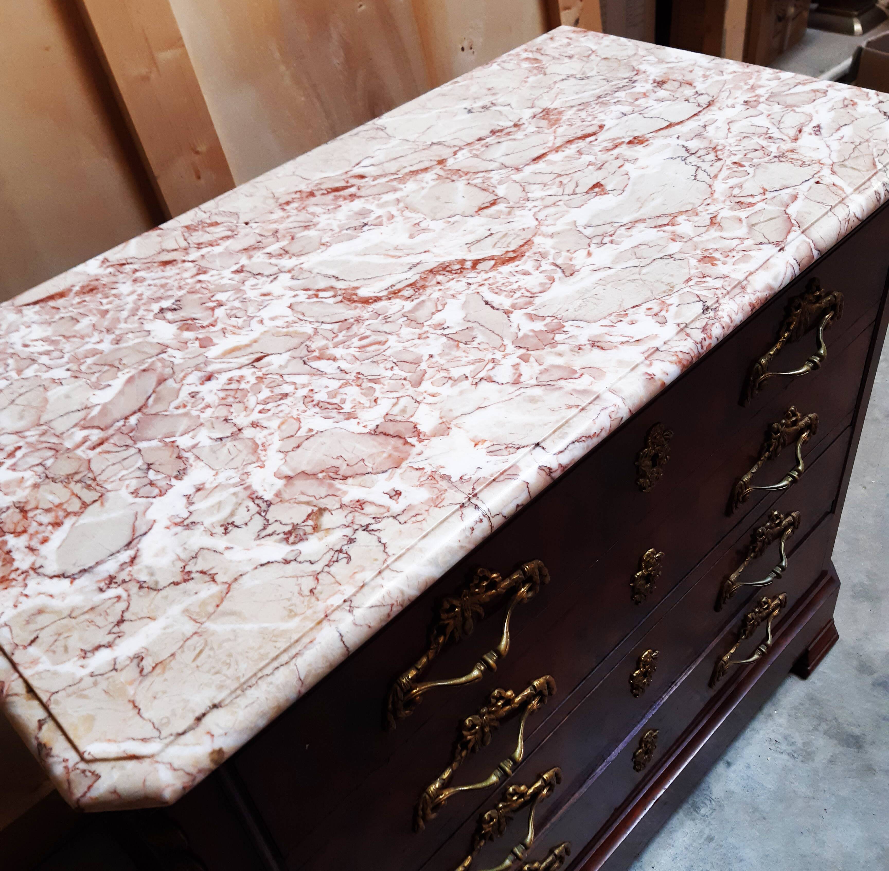 Commode ancienne avec plateau en marbre et placage en acajou