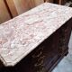 Commode ancienne avec plateau en marbre et placage en acajou