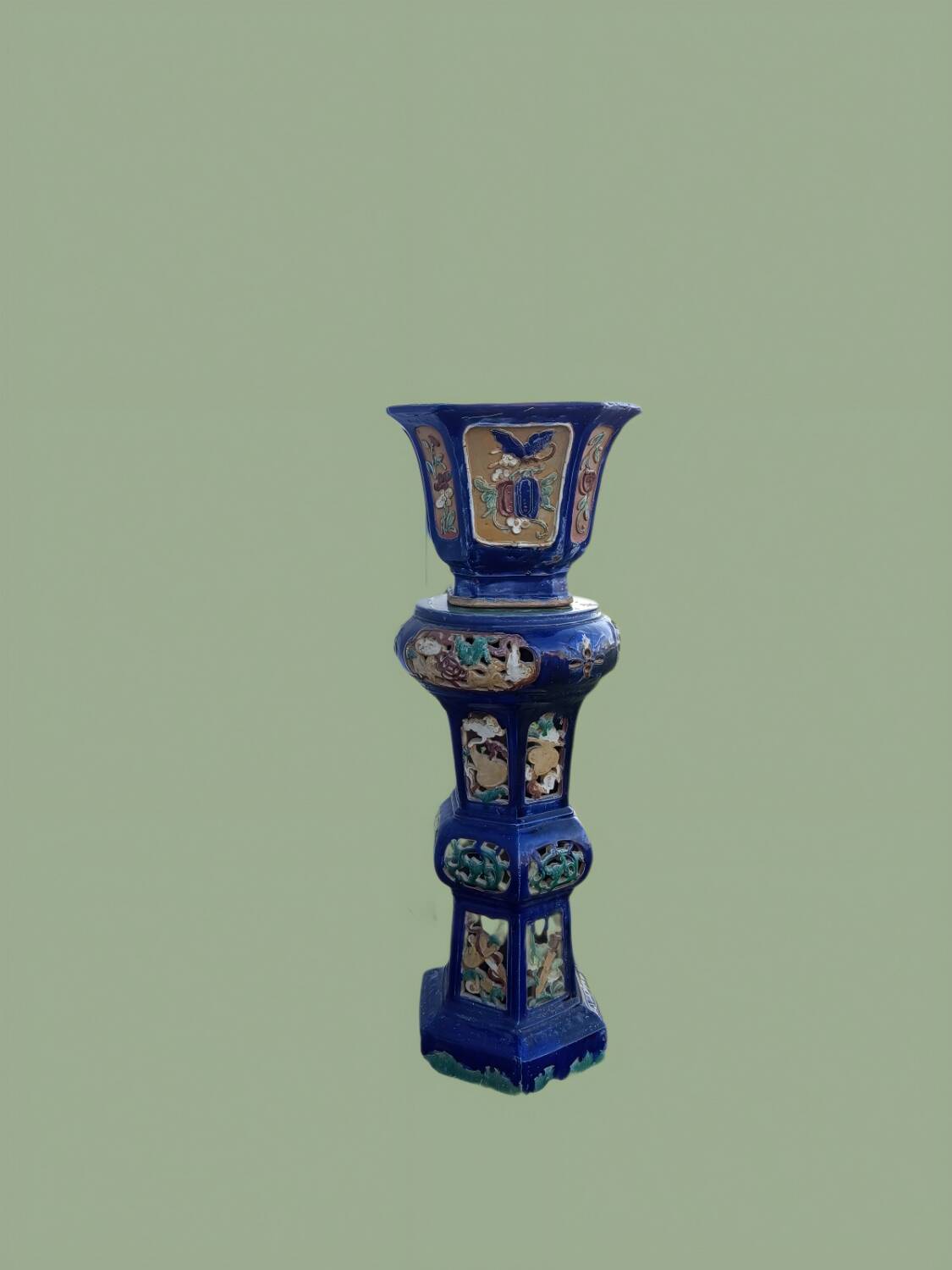 Vase chinois monumental sur piédestal en terre cuite émaillée