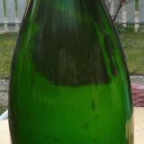 Bouteille en verre soufflé vert de 58 cm.