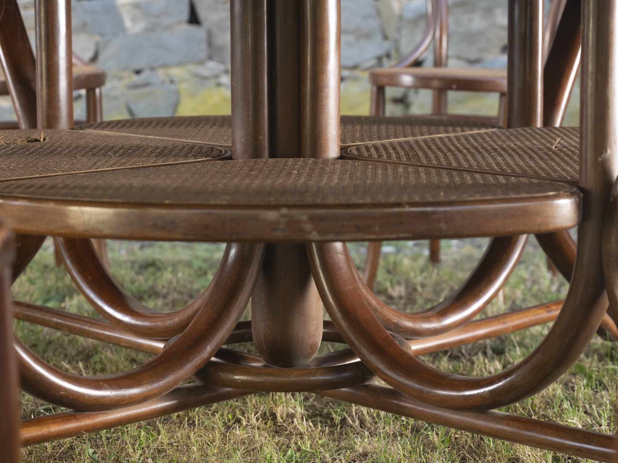 8 chaises et table en bois cintré, Empire Austro-Hongrois années 1900-1930
