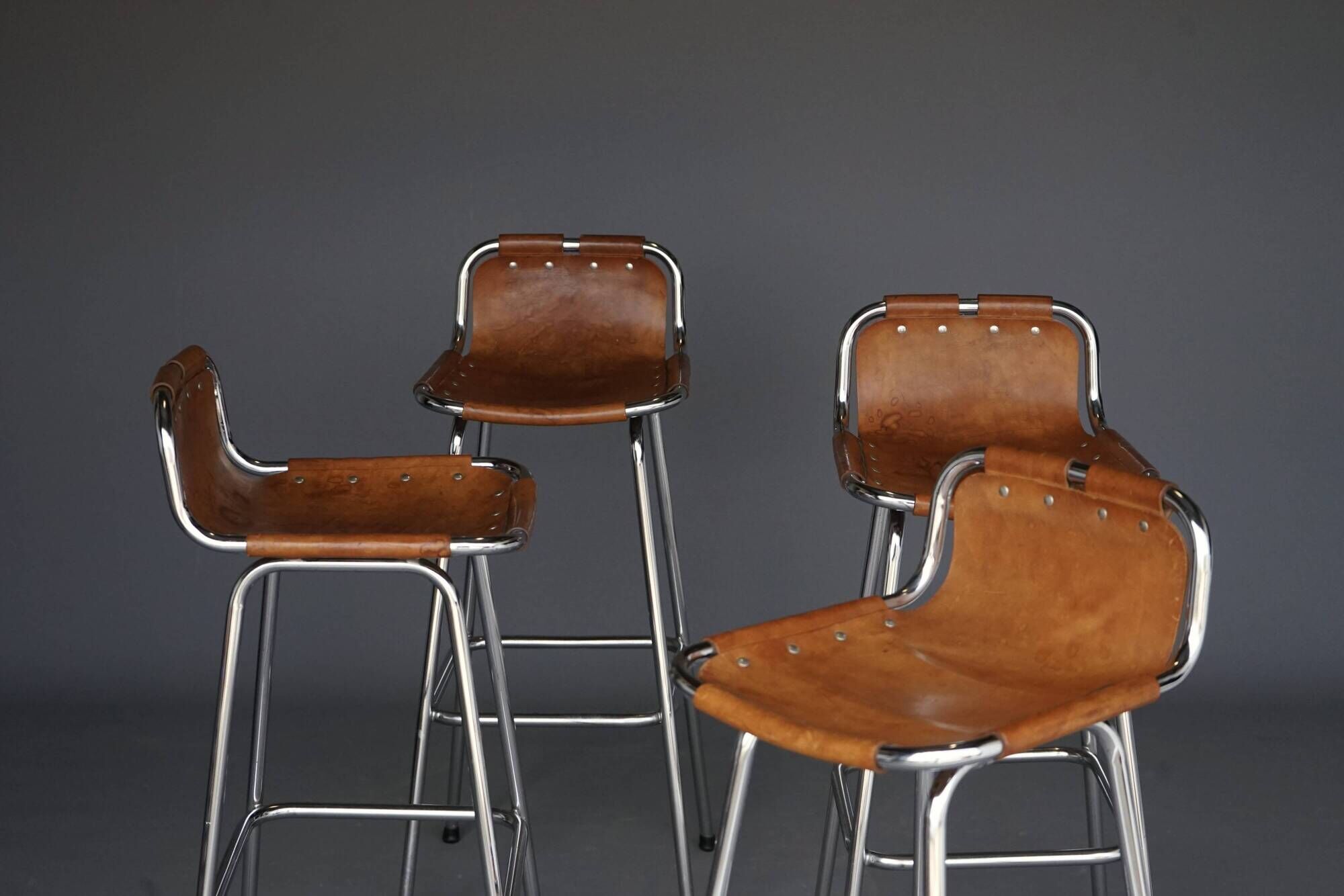Tabourets de bar « Les Arcs » Dal Vera, sélectionnés par Charlotte Perriand. Lot de 4.