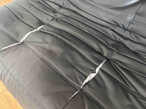 canape togo 2 place en cuir noir a restaurer