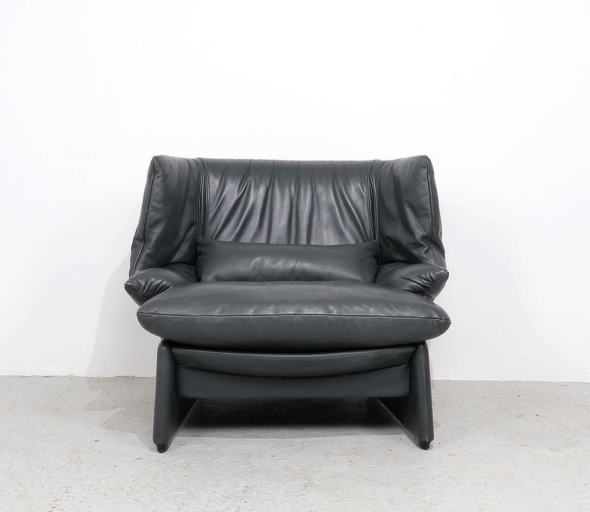 Cassina Portovenere set leather lounge chairs with ottoman