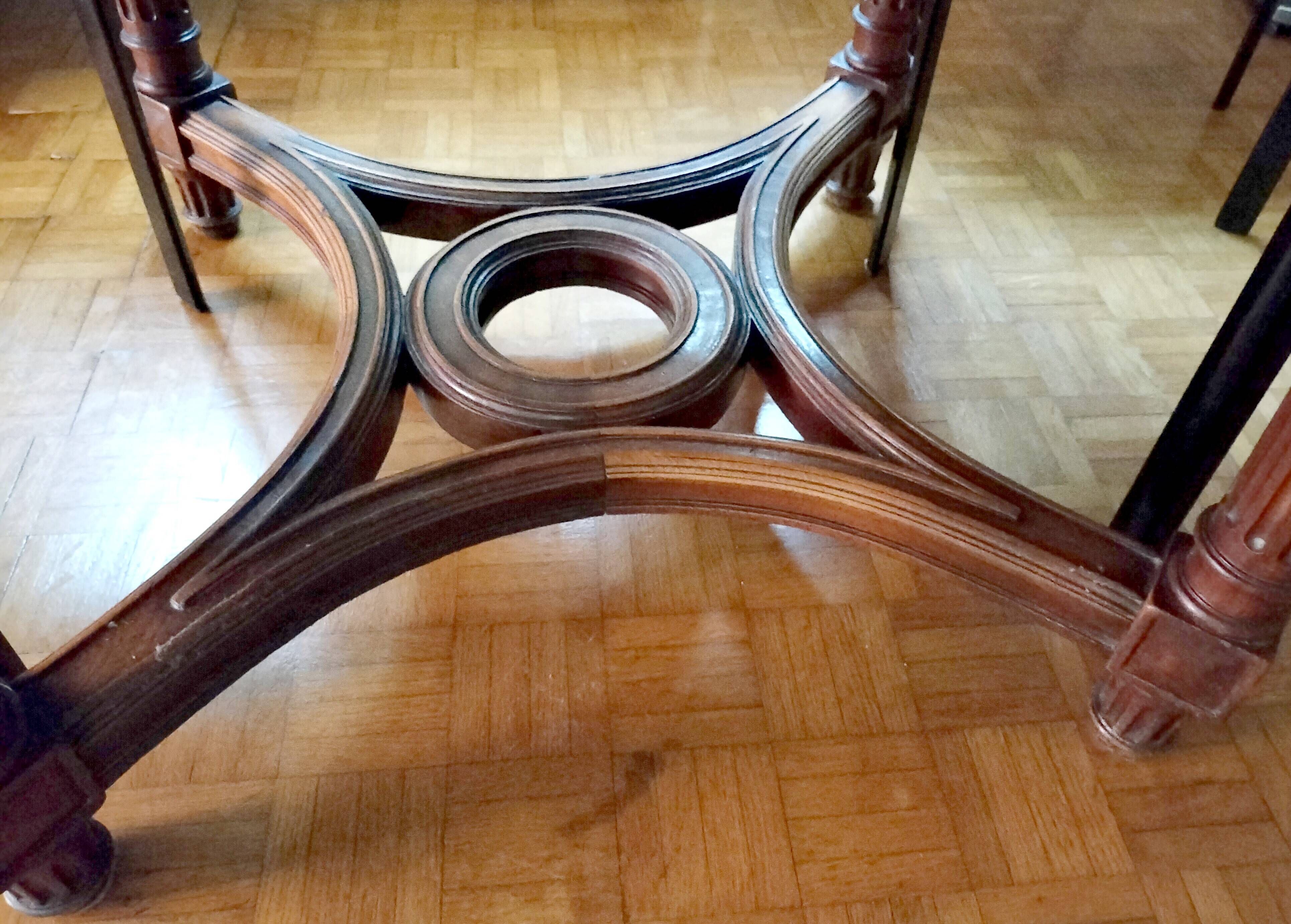 Oval centre table in solid mahogany from the Directoire, Empire period.