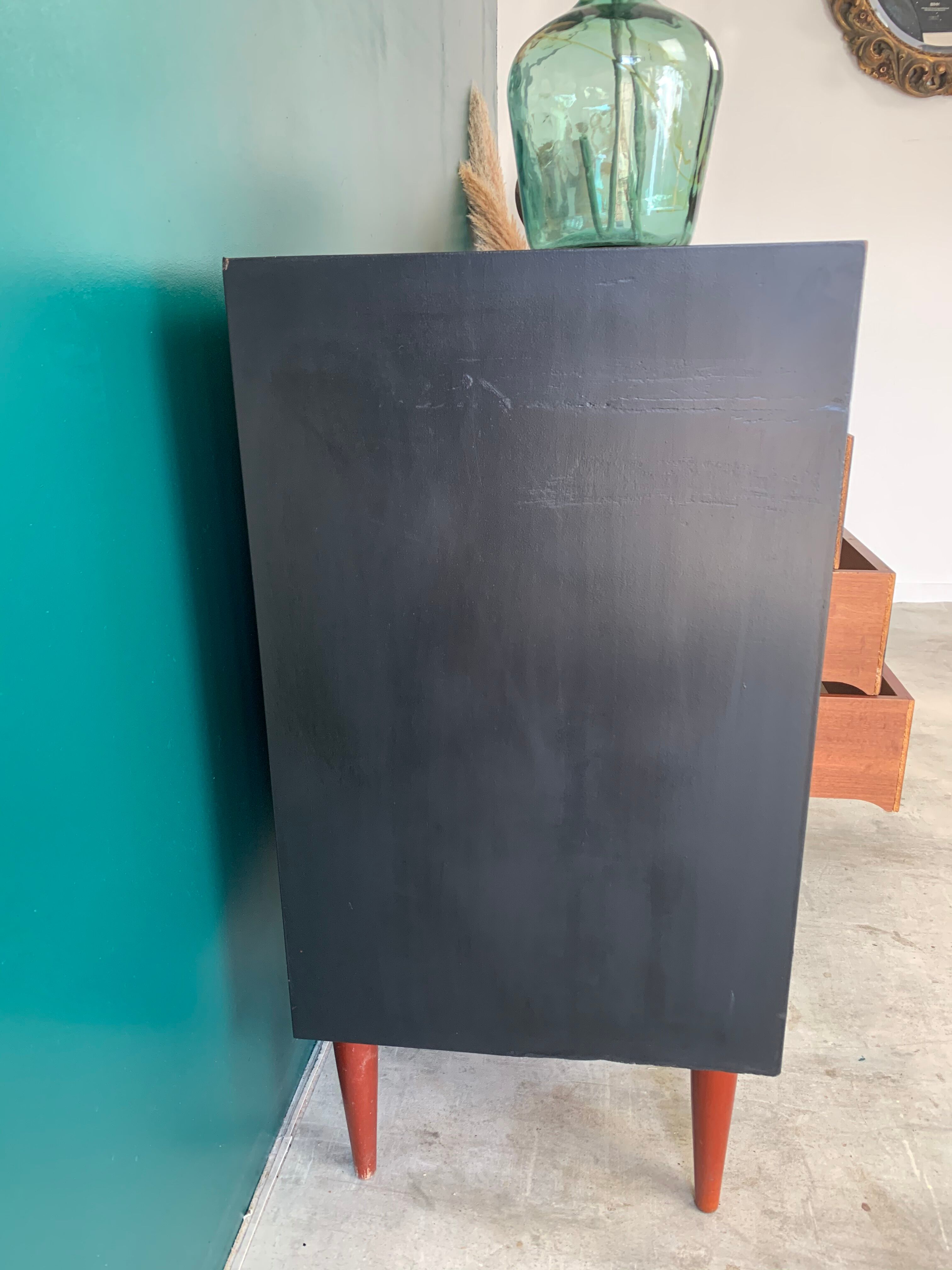 Dresser with tapered feet