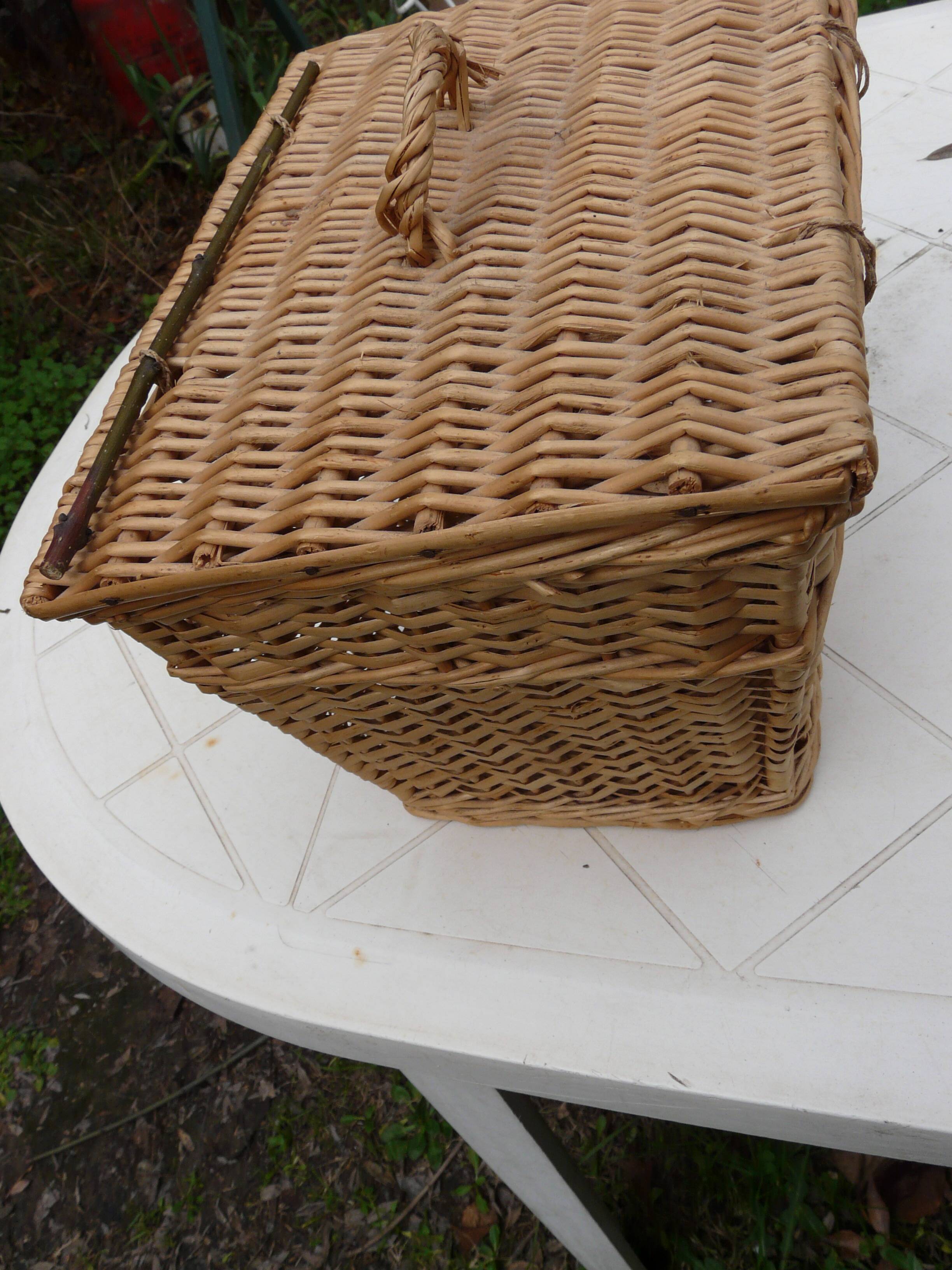 Vintage wicker basket for poultry rabbit