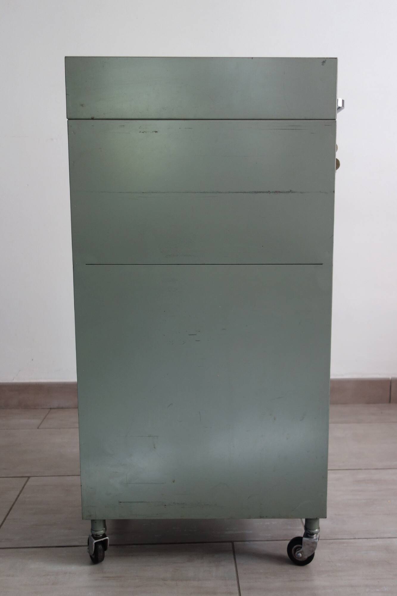 Industrial metal filing cabinet on casters Fidus