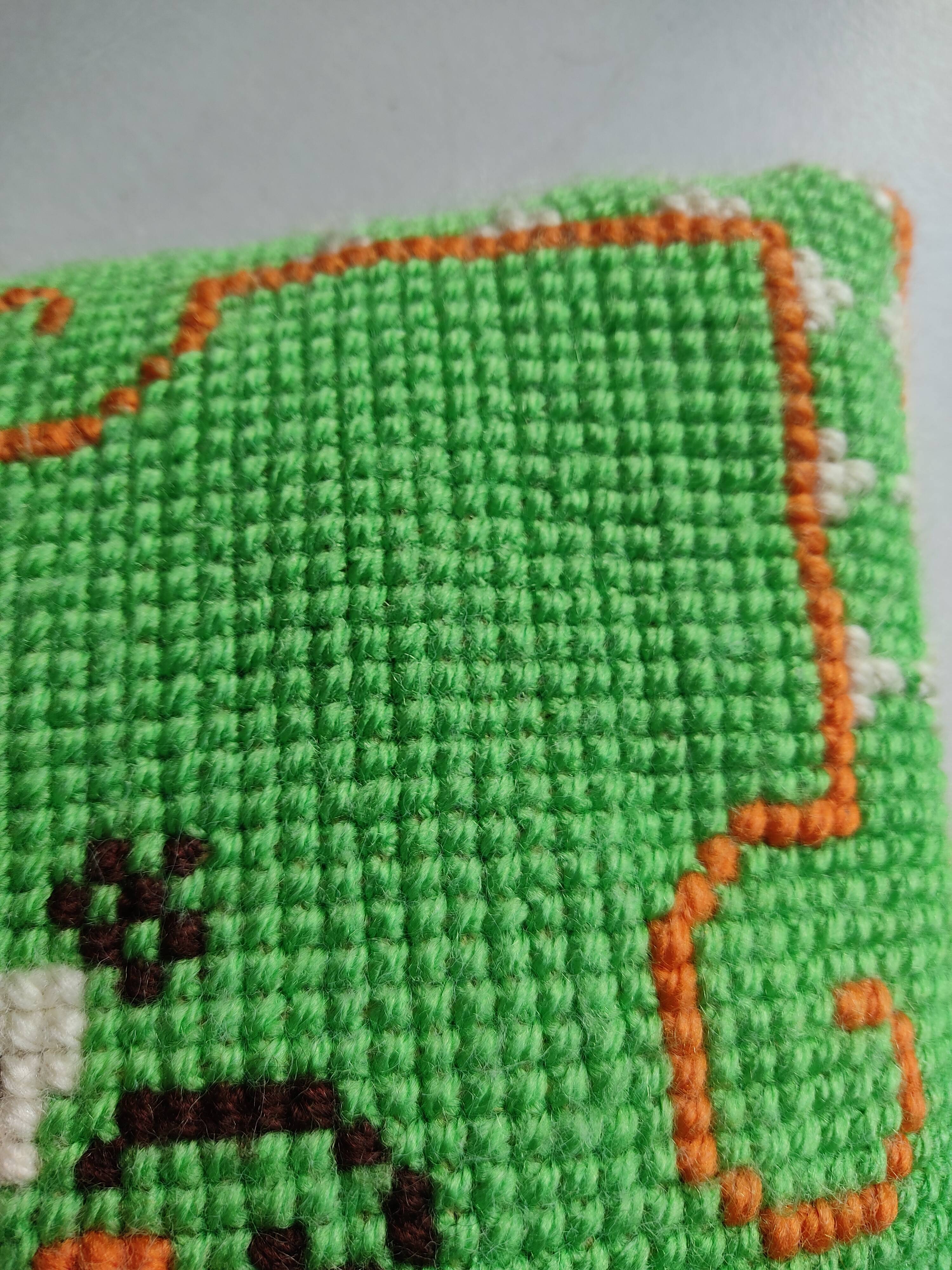 Coussin brodé canevas vintage