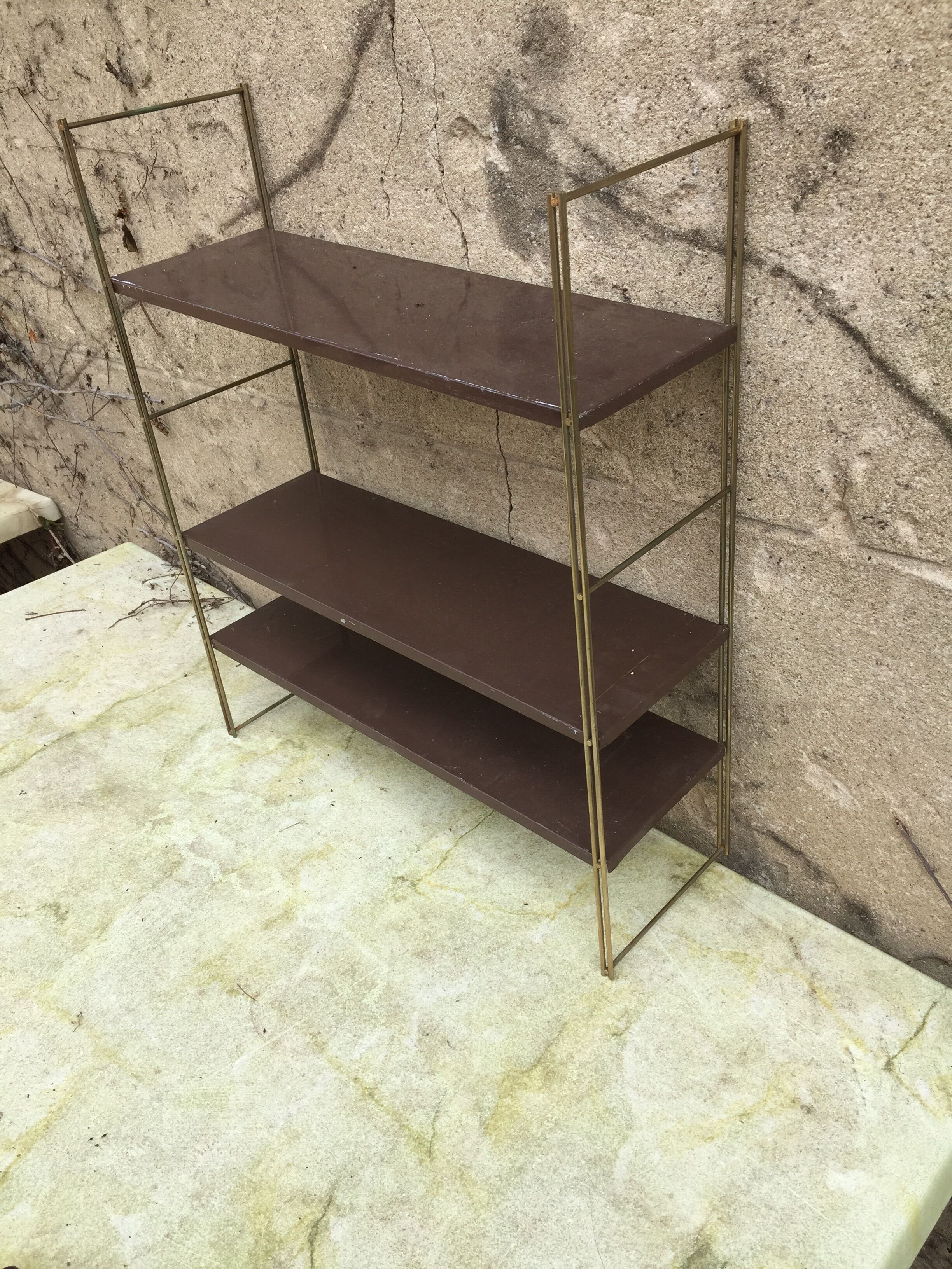 Shelf mado style