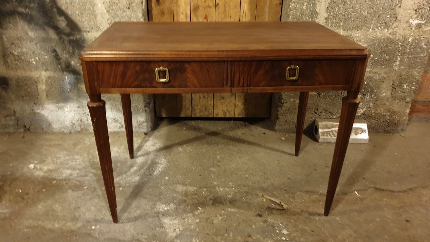 Walnut hairdresser year 20